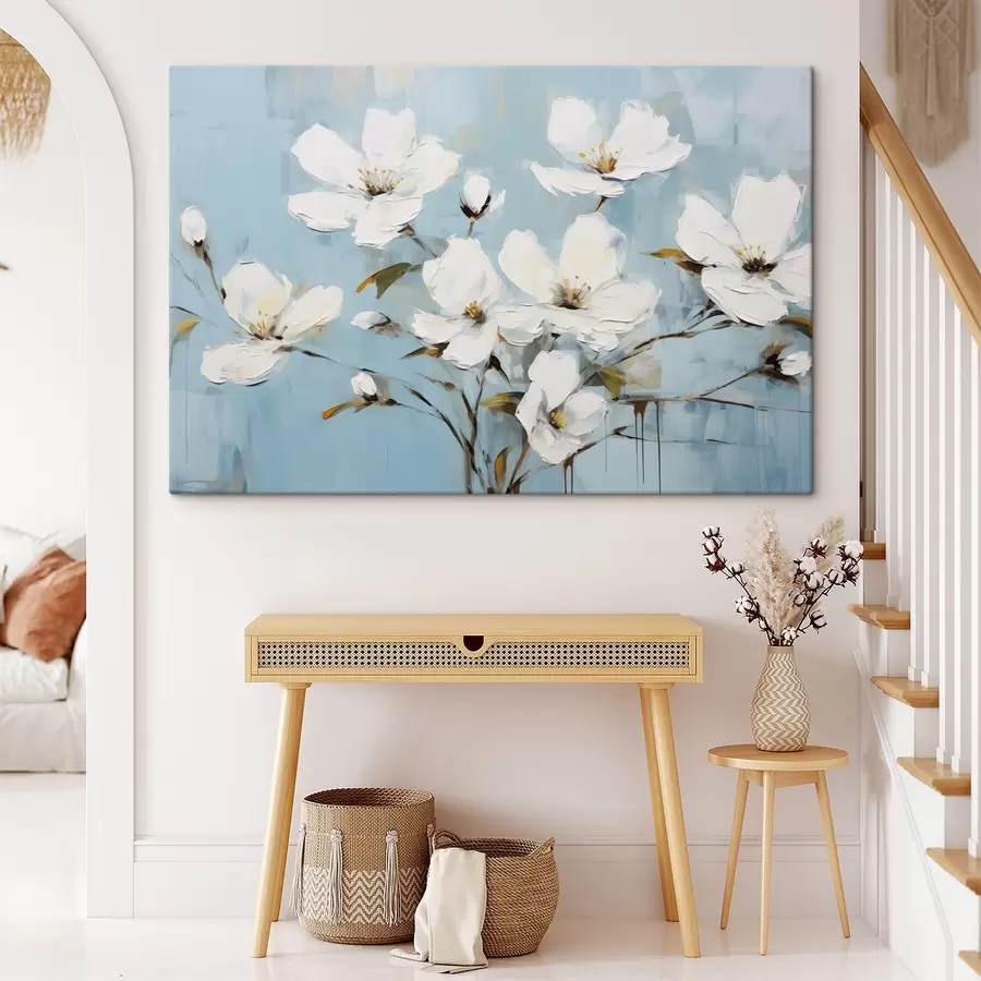 carta da parati Fiori bianchi con petali delicati e foglie verdi su uno sfondo azzurro imitazione pittura a olio nr. s42719