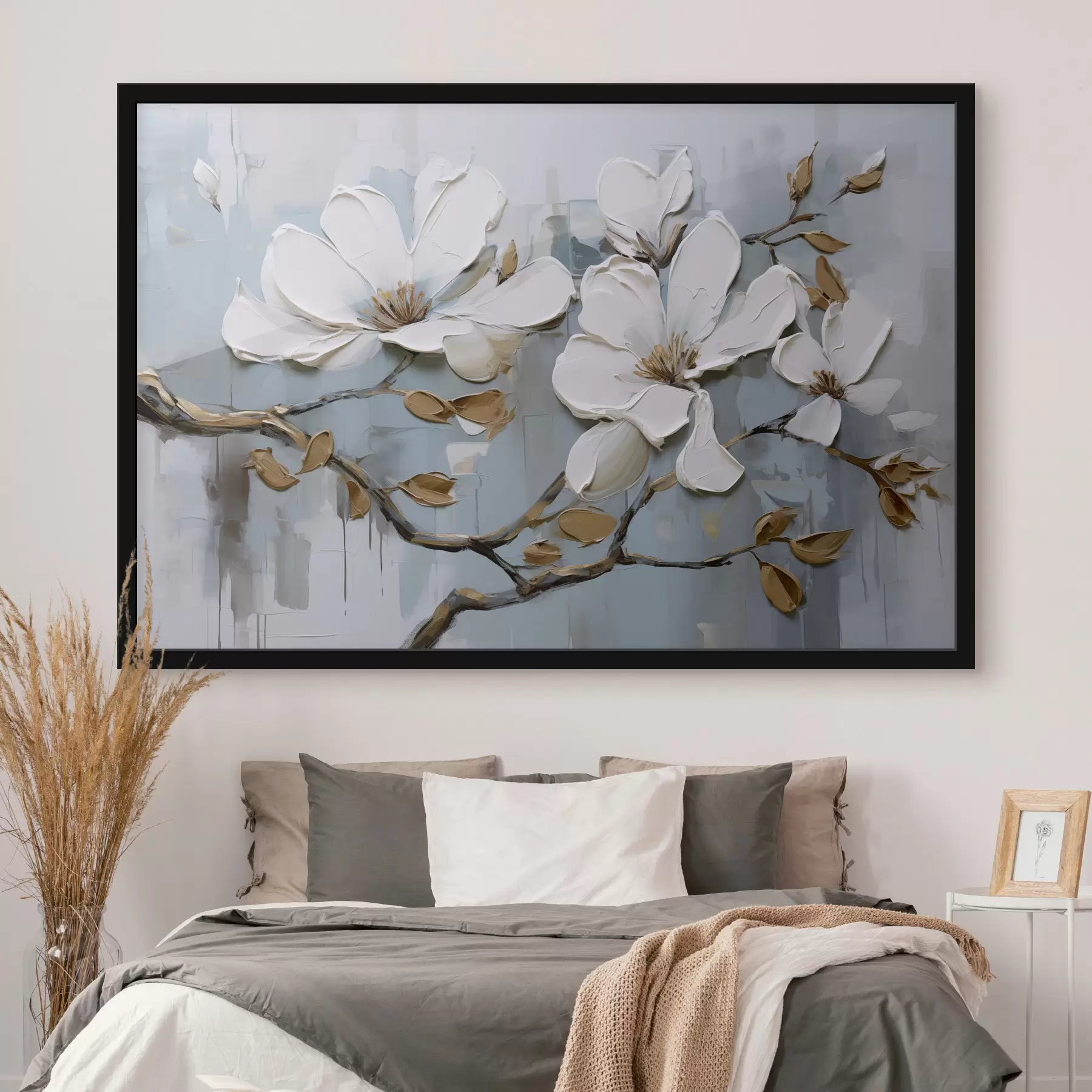 carta da parati Fiori di magnolia bianchi con petali strutturati e foglie marroni su uno sfondo blu morbido imitazione pittura ad olio nr. f42711