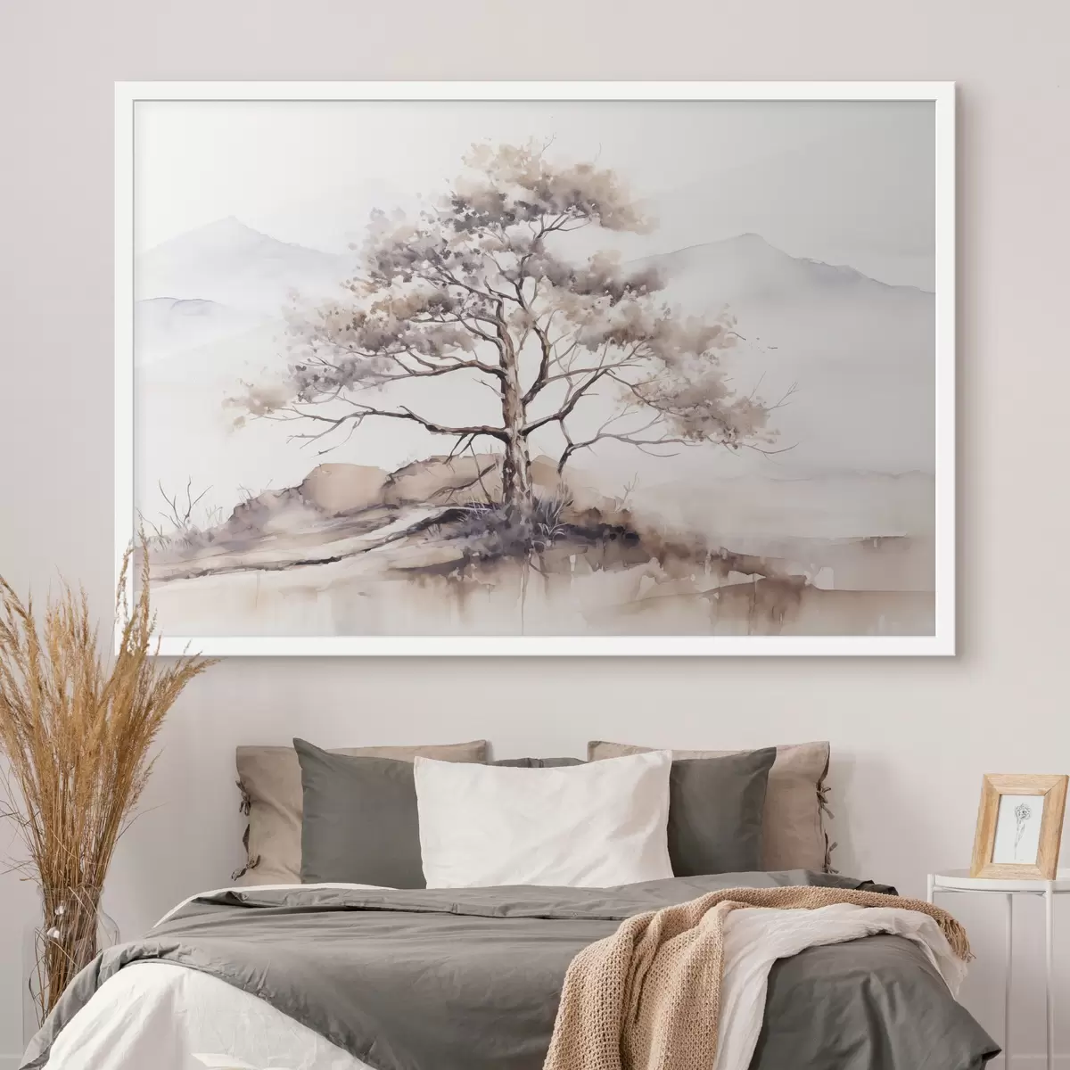 Poster Un albero solitario con il tronco contorto e i rami radi, sullo sfondo di montagne morbide e tenui f42715