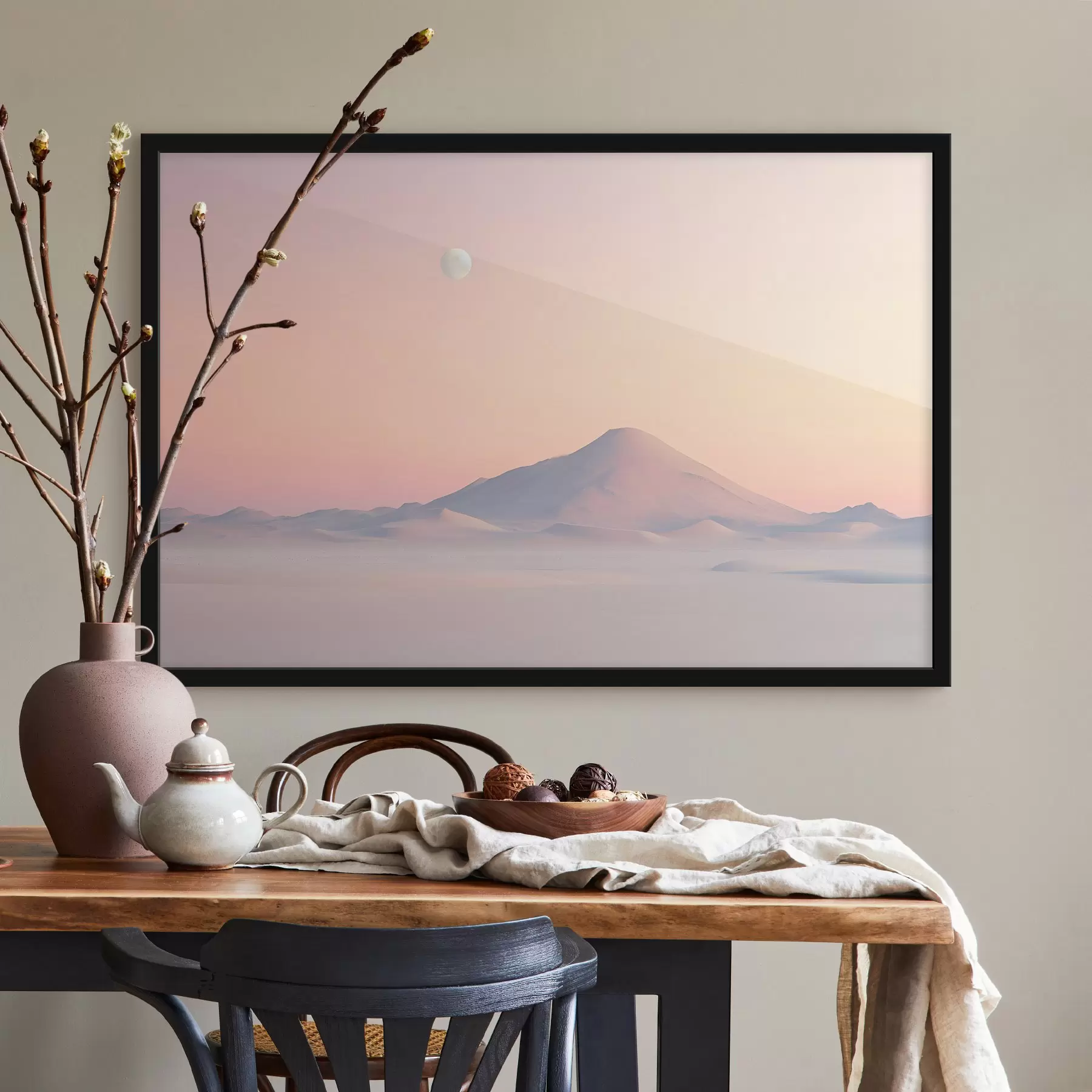 carta da parati Una grande montagna con un dolce pendio in morbidi colori pastello con una pallida luna visibile nel cielo nr. f42718