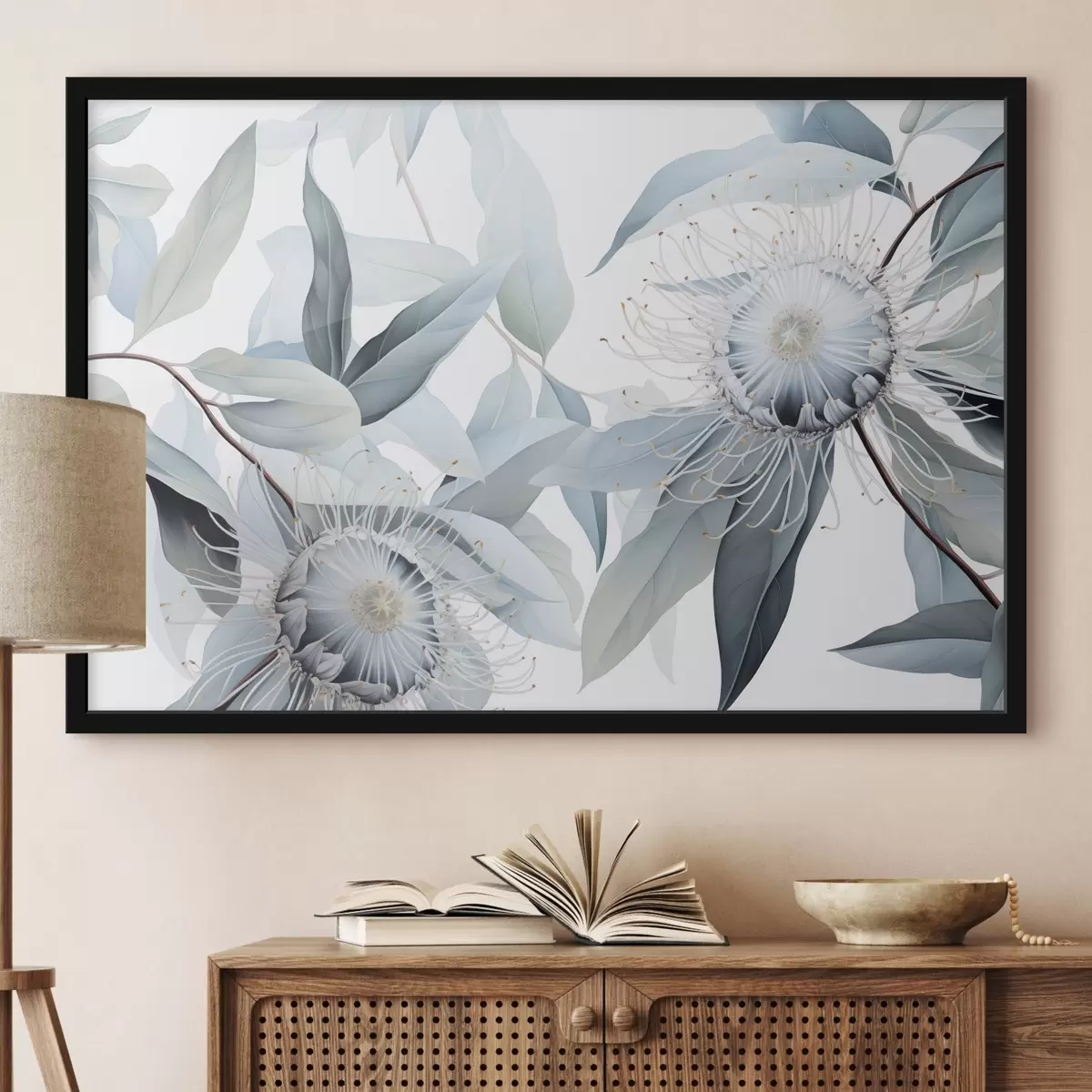 Poster Illustrazione botanica dettagliata di fiori di eucalipto con filamenti bianchi, circondati da foglie morbide e verde chiaro f42725