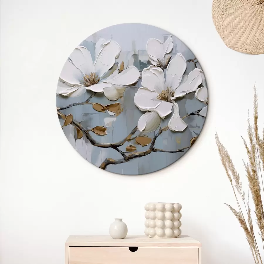 carta da parati Fiori di magnolia bianchi con petali strutturati e foglie marroni su uno sfondo blu morbido imitazione pittura ad olio nr. r42711