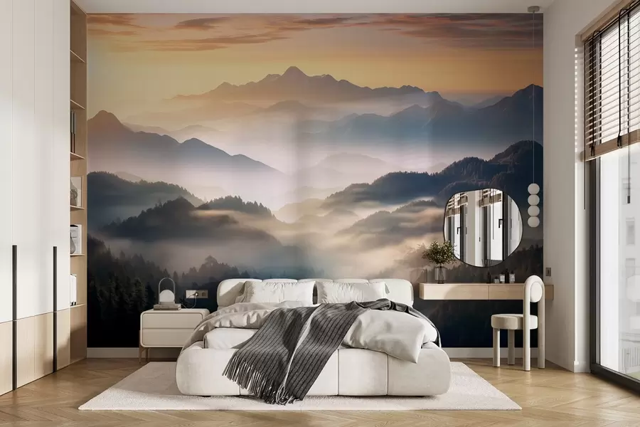 Carta da parati nature Sereno paesaggio montano all'alba, con la nebbia che avvolge i pini 