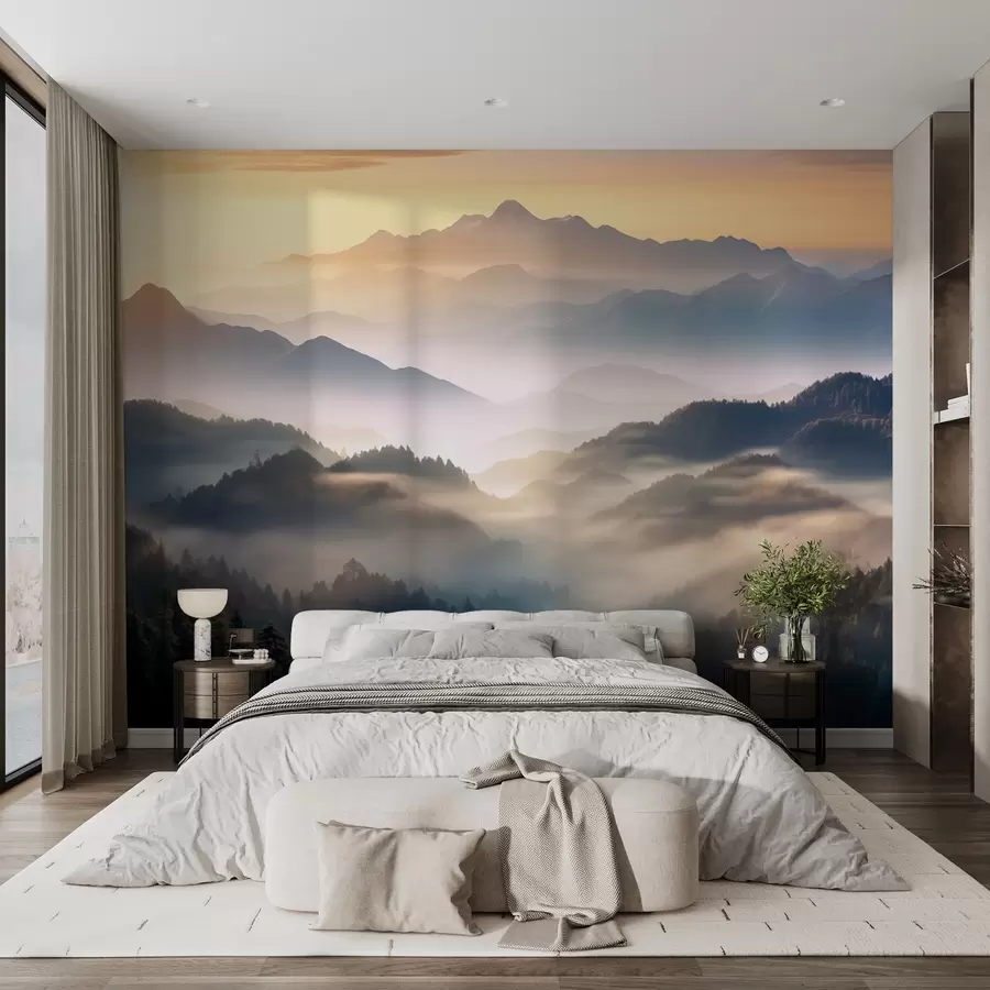 Carta da parati nature Sereno paesaggio montano all'alba, con la nebbia che avvolge i pini 