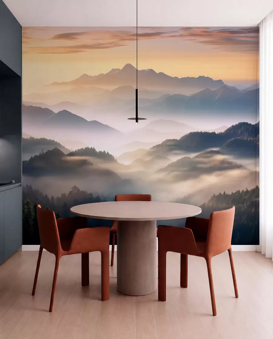 Carta da parati nature Sereno paesaggio montano all'alba, con la nebbia che avvolge i pini 