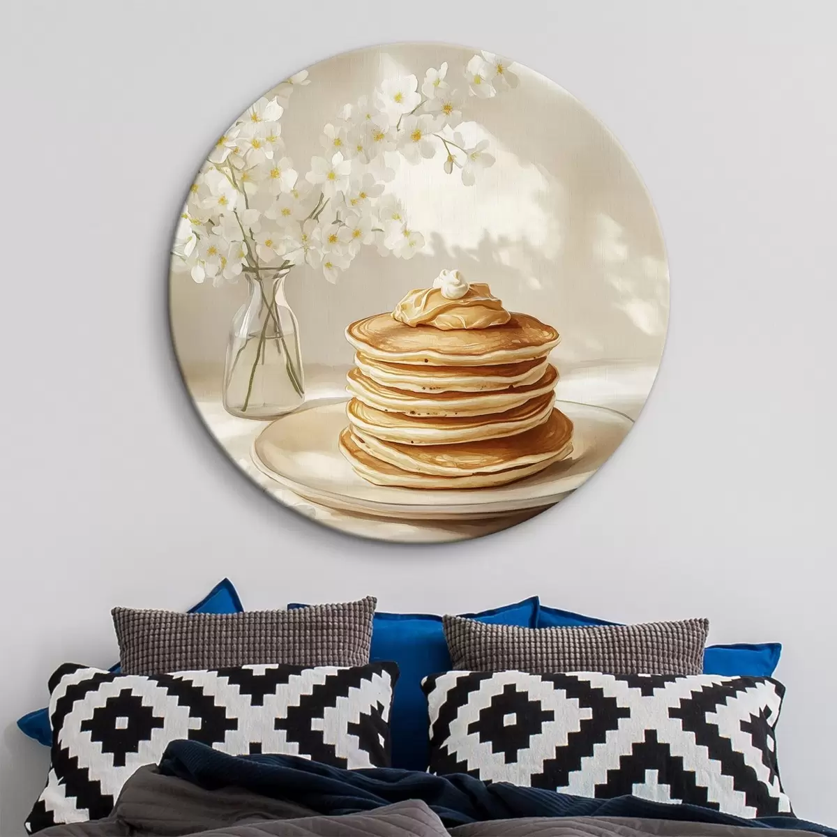 Quadri rotondi Deliziosi pancake con burro di arachidi, stile acquerello, vaso con fiori bianchi r43063