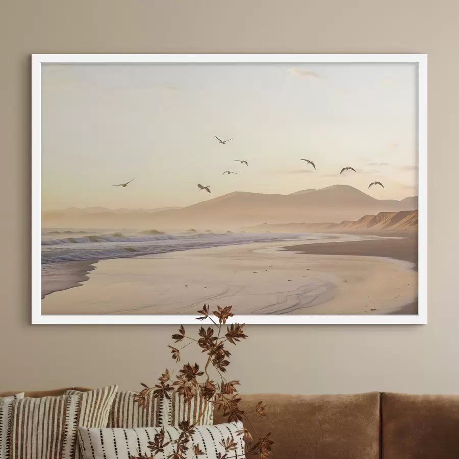 carta da parati Uccelli che sorvolano la spiaggia con l'oceano e le montagne sullo sfondo, colori caldi, tavolozza pastello morbida nr. f43162