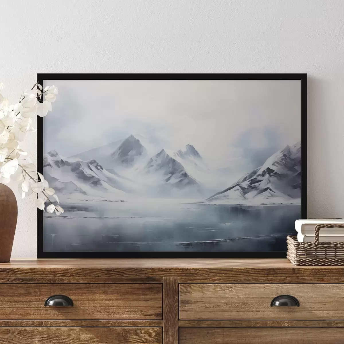 Poster Paesaggio di montagne innevate con un lago in primo piano, le cime sono coperte di neve e il cielo è nuvoloso f43174
