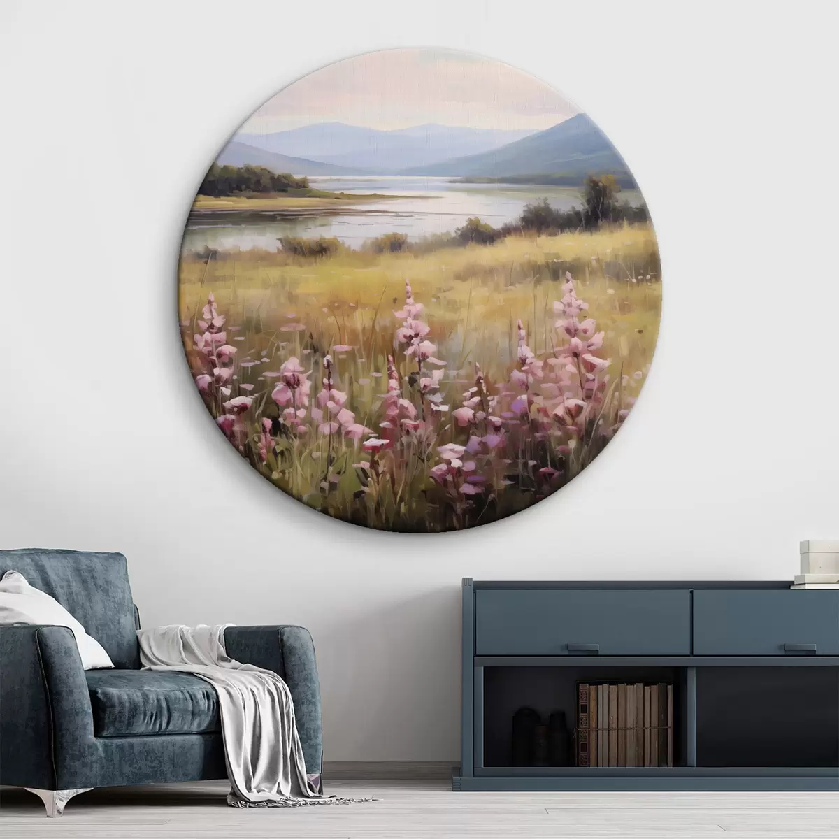 Quadri rotondi Un paesaggio con un campo di fiori rosa, un lago e montagne sullo sfondo, sotto un cielo nuvoloso r43165