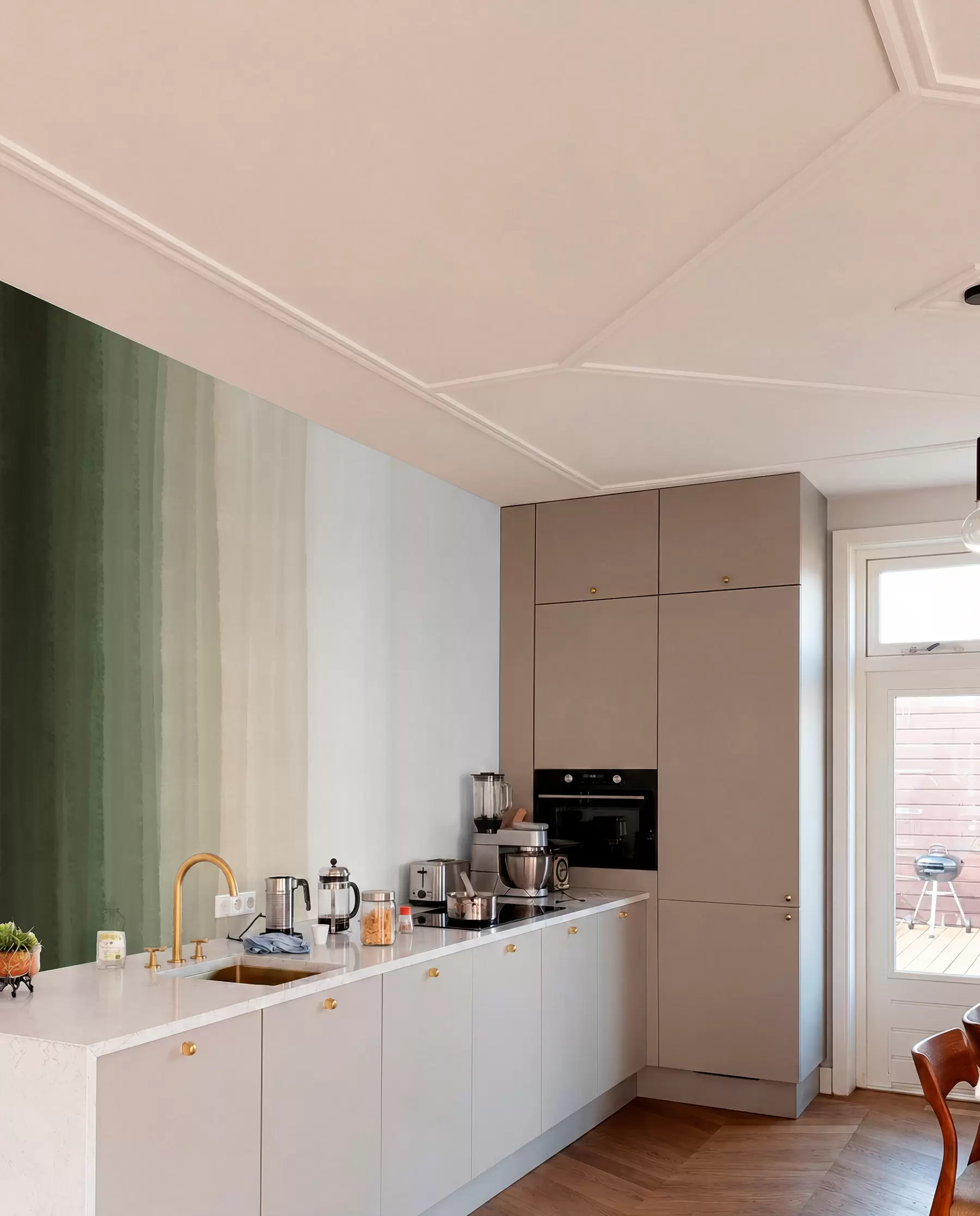 carta da parati Stampa astratta minimalista a strisce verticali di colore verde scuro, beige e bianco  nr. w08915