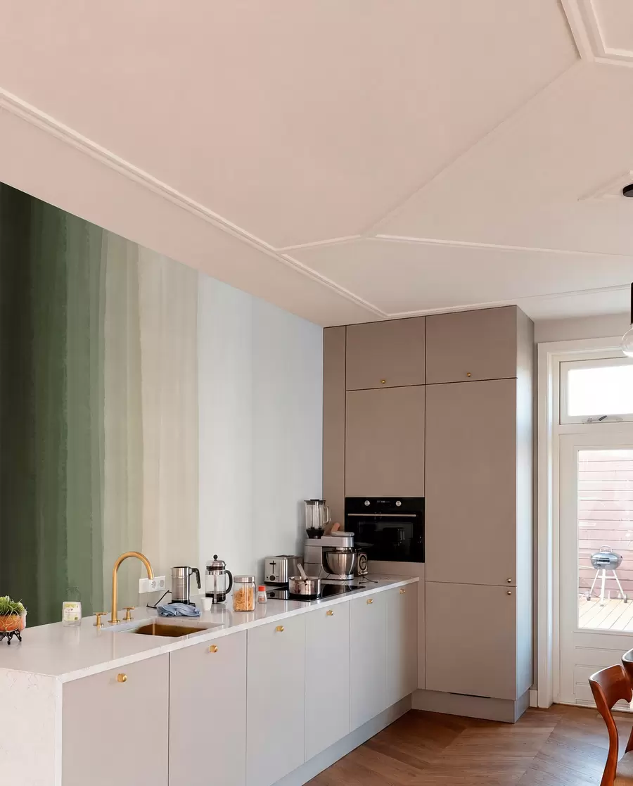 carta da parati Stampa astratta minimalista a strisce verticali di colore verde scuro, beige e bianco  nr. w08915