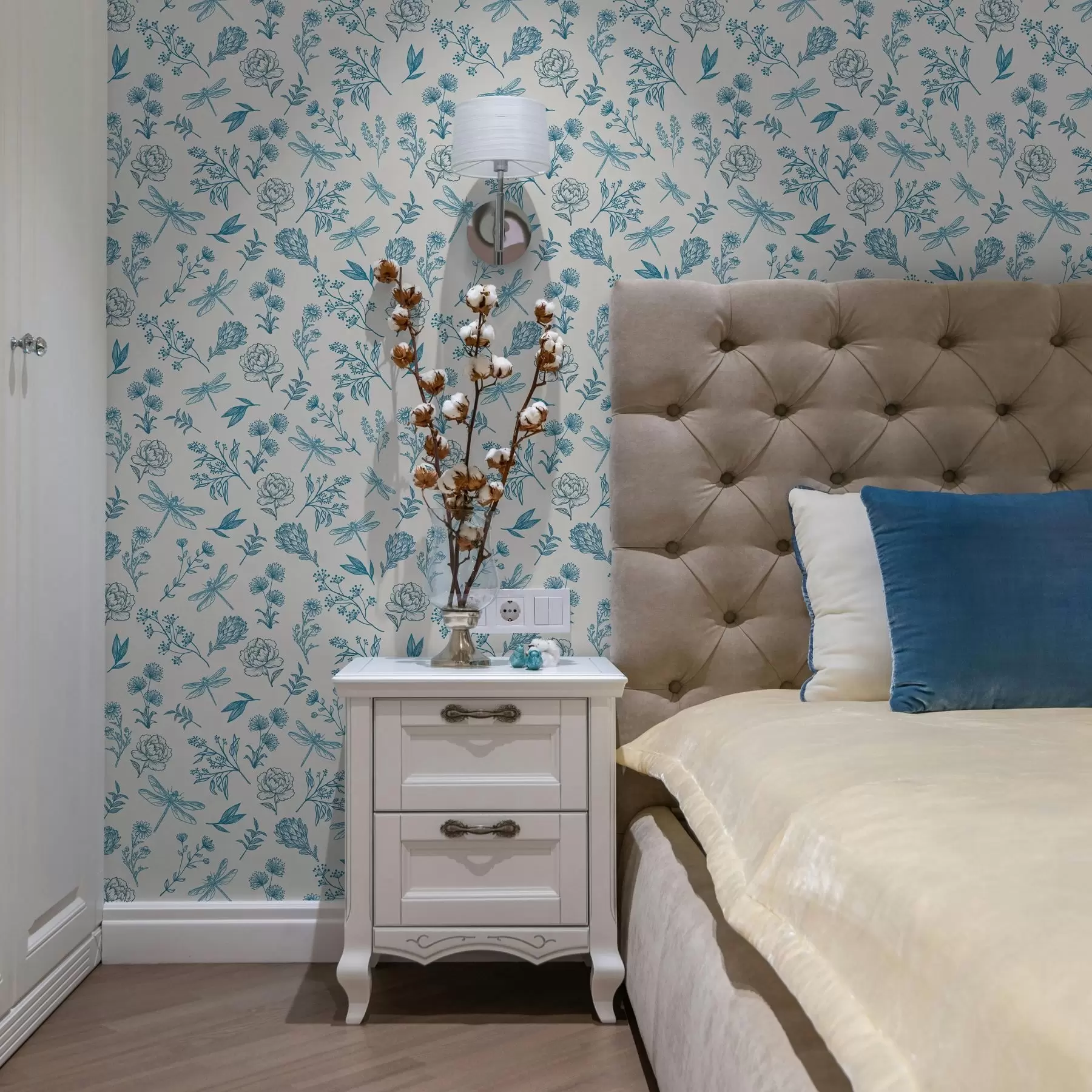 carta da parati Fiori blu, foglie e libellule su sfondo bianco nr. a00025