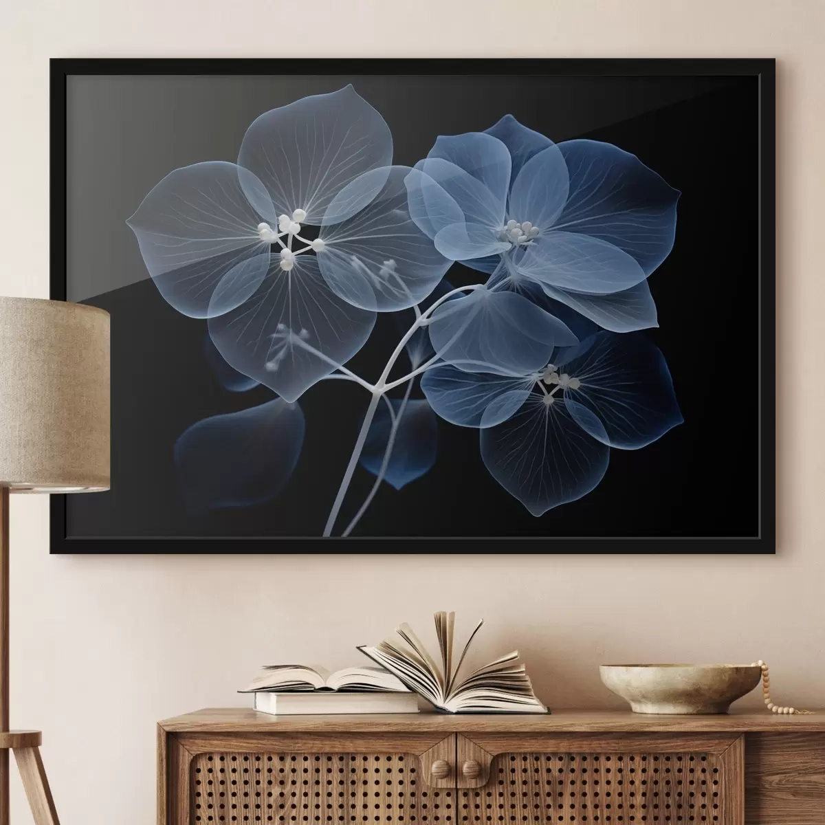 Poster Un fiore di ortensia blu traslucido con stami blu e uno stelo delicato, su sfondo nero f43395