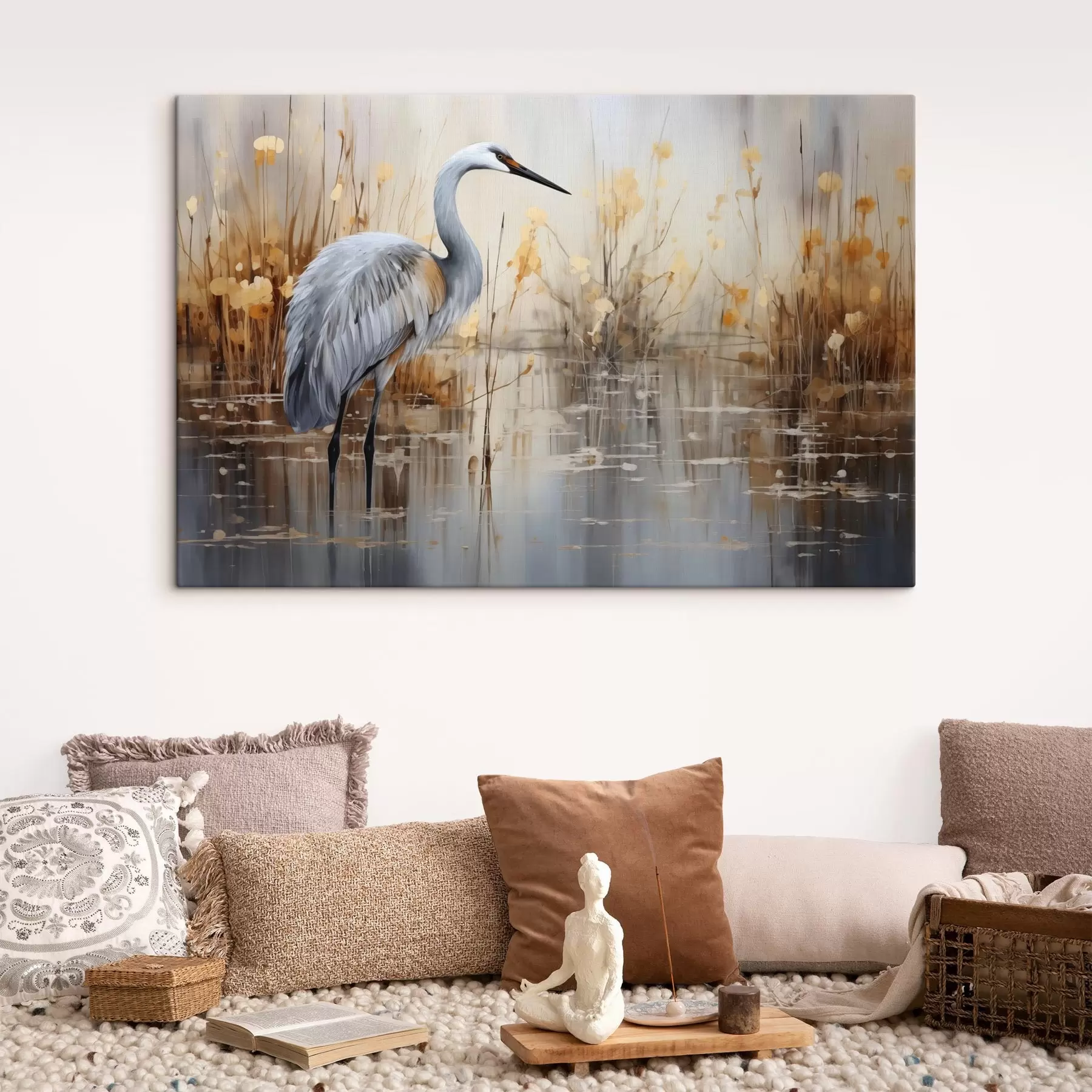 carta da parati Un airone grigio in piedi in uno stagno, circondato da piante alte e sottili, lo sfondo è una morbida miscela di beige e bianco nr. s43398