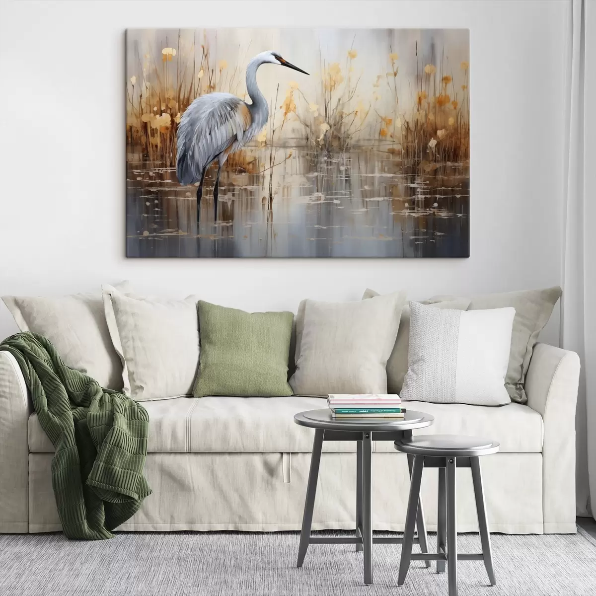 carta da parati Un airone grigio in piedi in uno stagno, circondato da piante alte e sottili, lo sfondo è una morbida miscela di beige e bianco nr. s43398