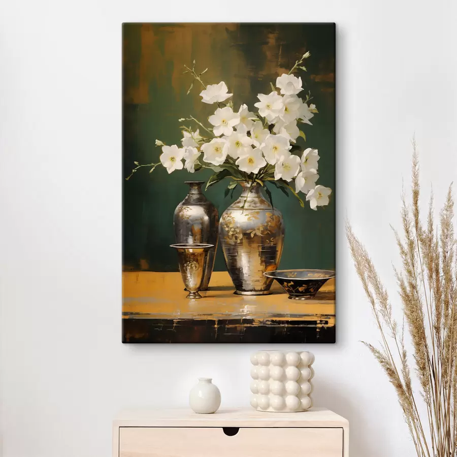 carta da parati Natura morta di fiori bianchi in vaso, con vasi decorativi e una ciotola su un tavolo verde, sfondo verde scuro nr. s43408