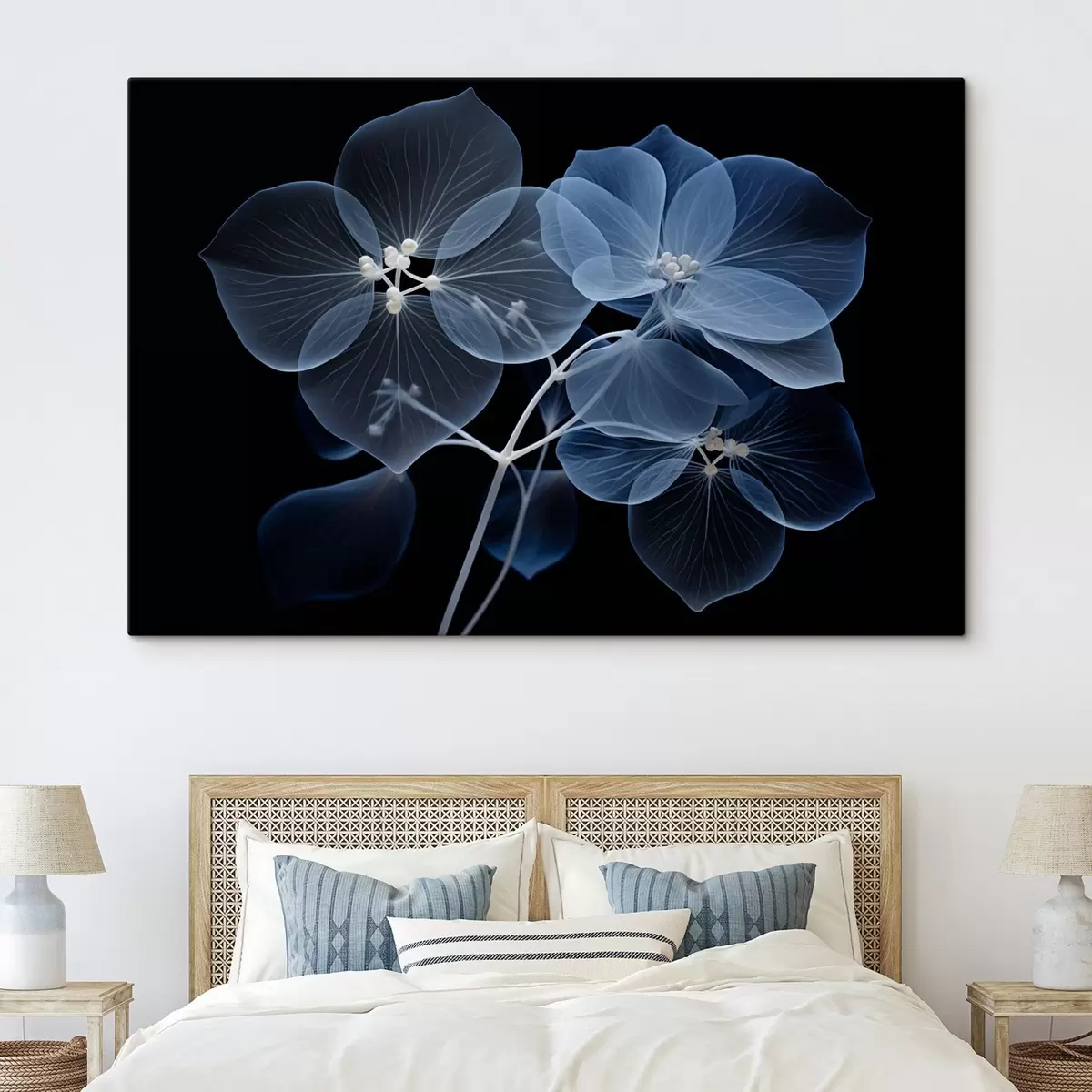 carta da parati Un fiore di ortensia blu traslucido con stami blu e uno stelo delicato, su sfondo nero nr. s43395