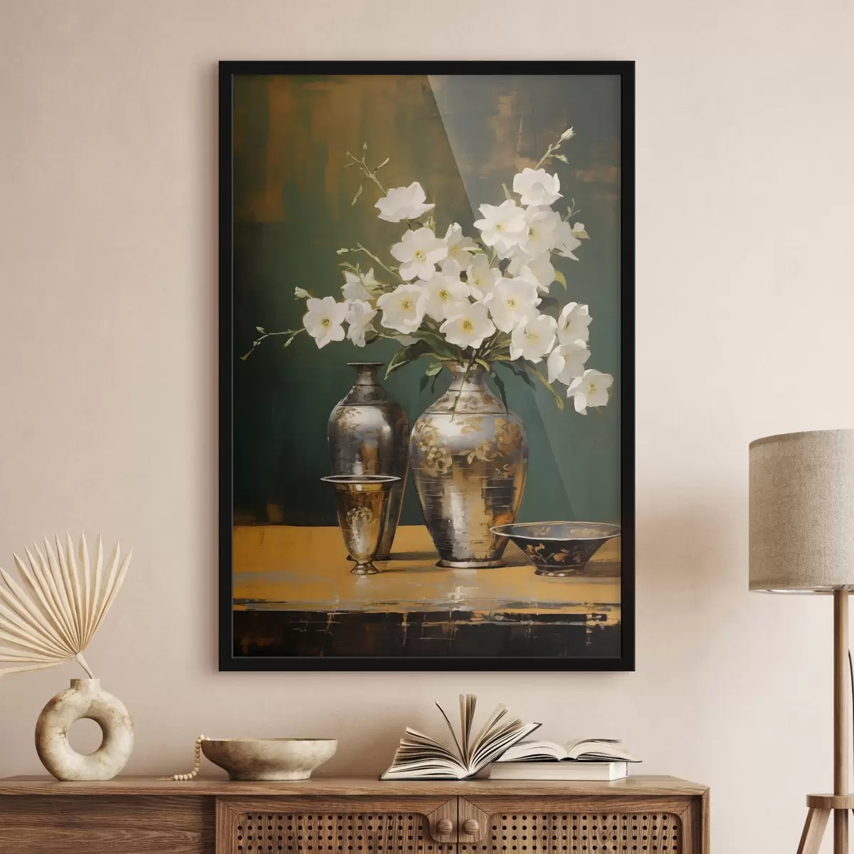 Poster Natura morta di fiori bianchi in vaso, con vasi decorativi e una ciotola su un tavolo verde, sfondo verde scuro f43408