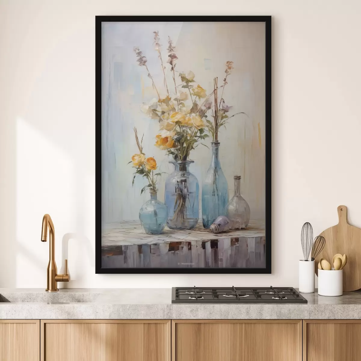 Poster Natura morta di rose gialle in vasi di vetro blu, sfondo dalla texture leggera, pennellate morbide, stile pittura a olio f43409