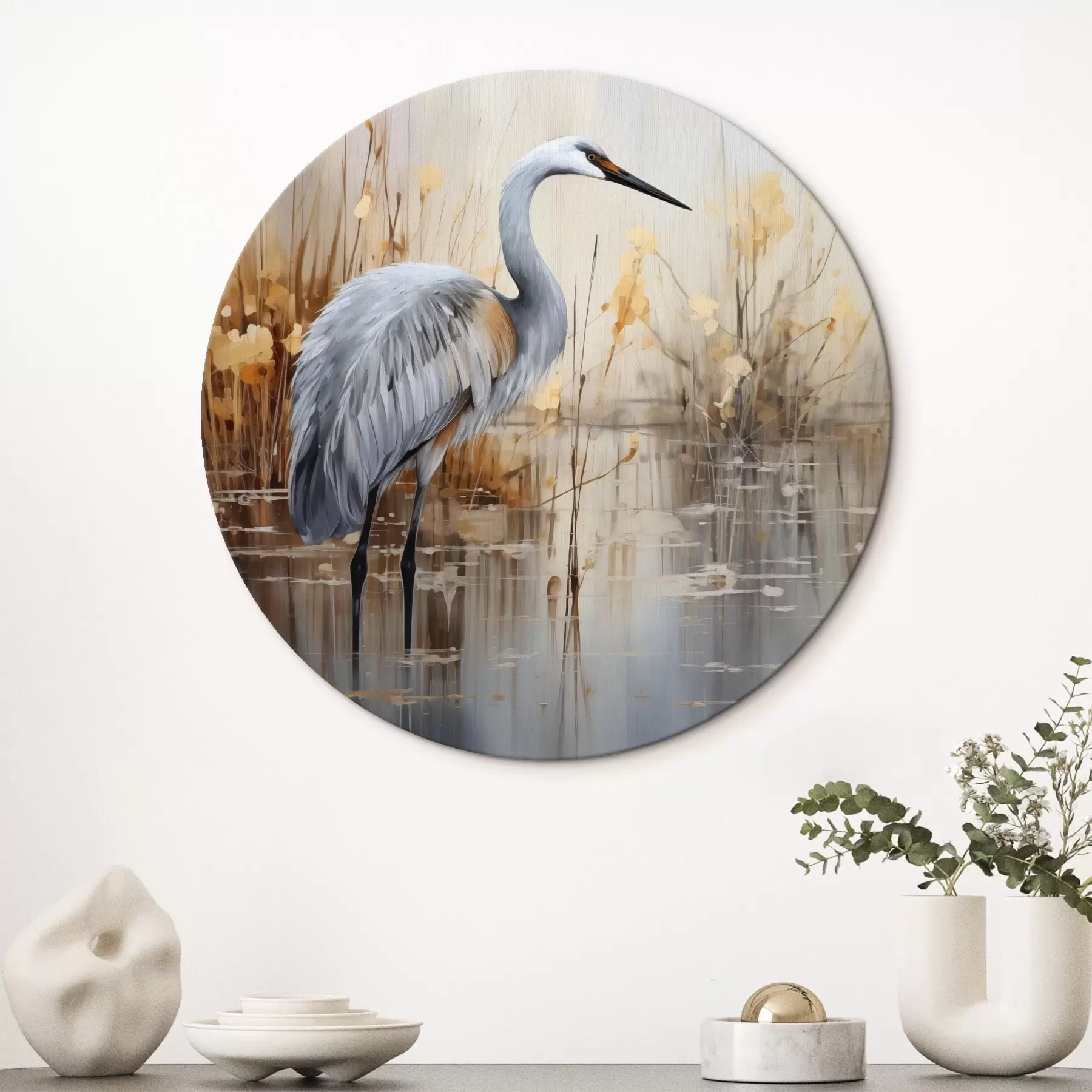 carta da parati Un airone grigio in piedi in uno stagno, circondato da piante alte e sottili, lo sfondo è una morbida miscela di beige e bianco nr. r43398