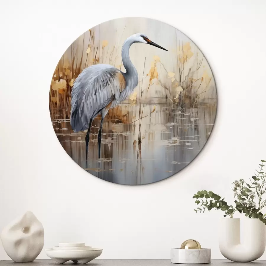 carta da parati Un airone grigio in piedi in uno stagno, circondato da piante alte e sottili, lo sfondo è una morbida miscela di beige e bianco nr. r43398