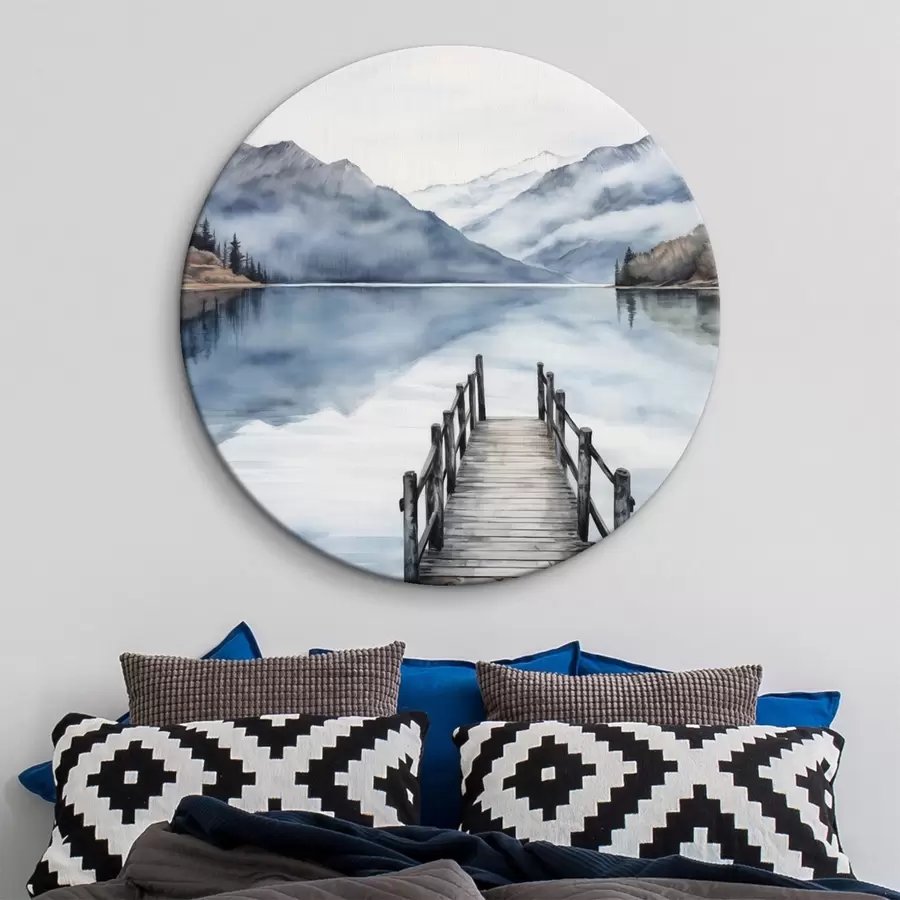 carta da parati Un pontile di legno si protende in un lago tranquillo, circondato da montagne e alberi sempreverdi, stile acquerello nr. r43405