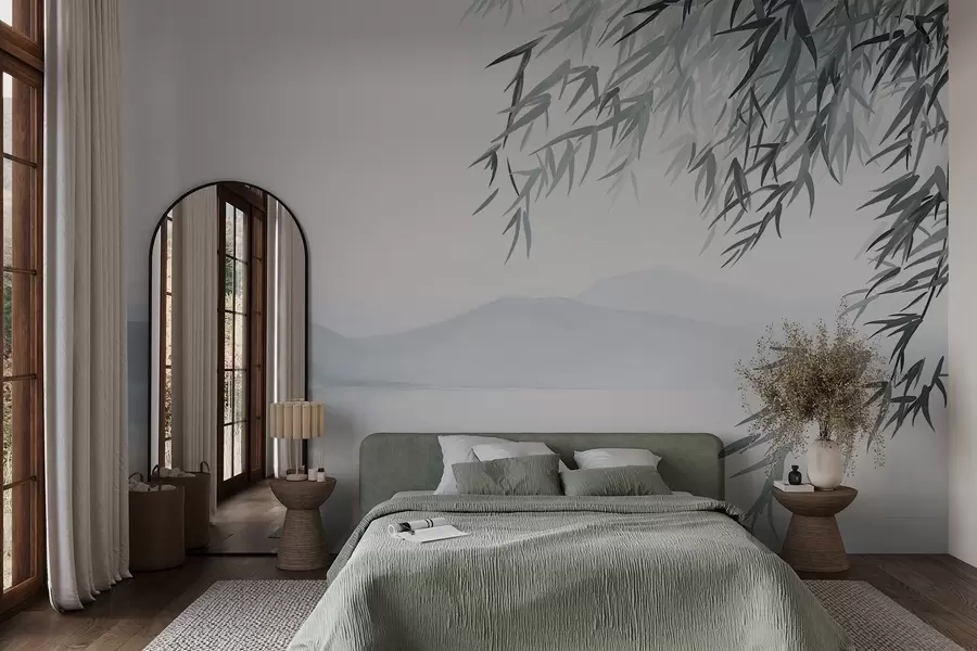 carta da parati Foglie di bambù sospese su un lago con montagne sullo sfondo, toni tenui del blu e del bianco, stile pittura con lavaggio a inchiostro nr. w09048