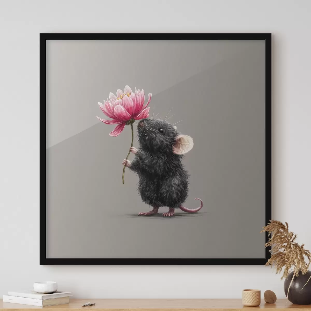 Poster Un grazioso topo che aspira l'aroma di una peonia rosa f44248