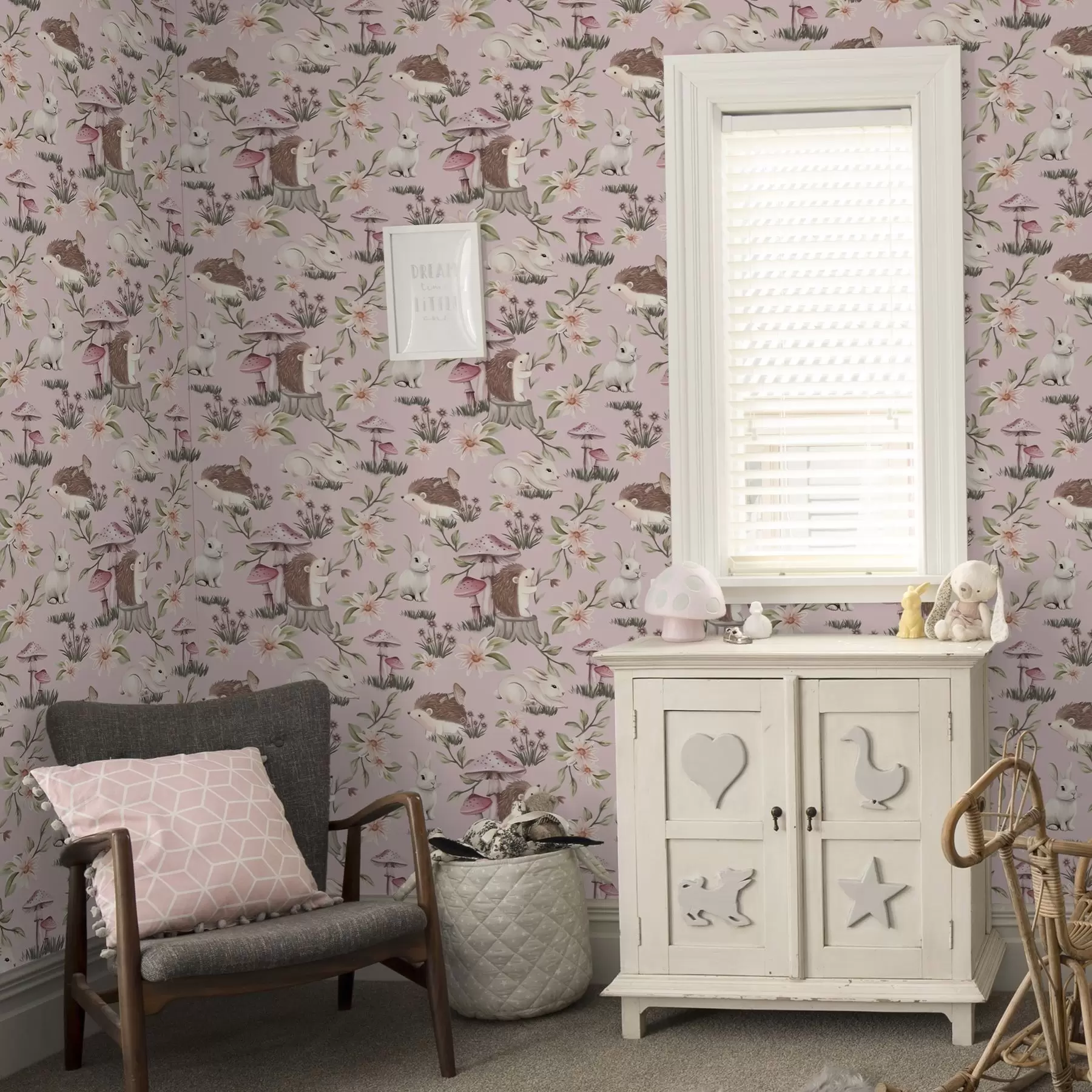 carta da parati Ricci, conigli e fiori in stile fiabesco tra i funghi su sfondo rosa nr. a00111
