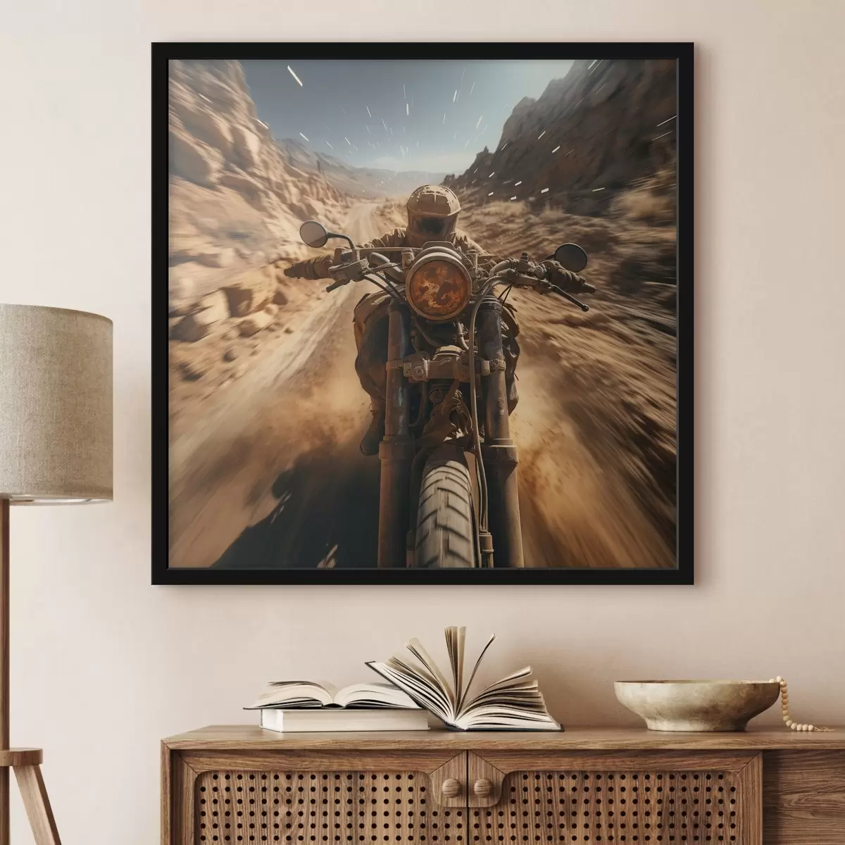 Poster Motociclista che sfreccia su una strada deserta f44361