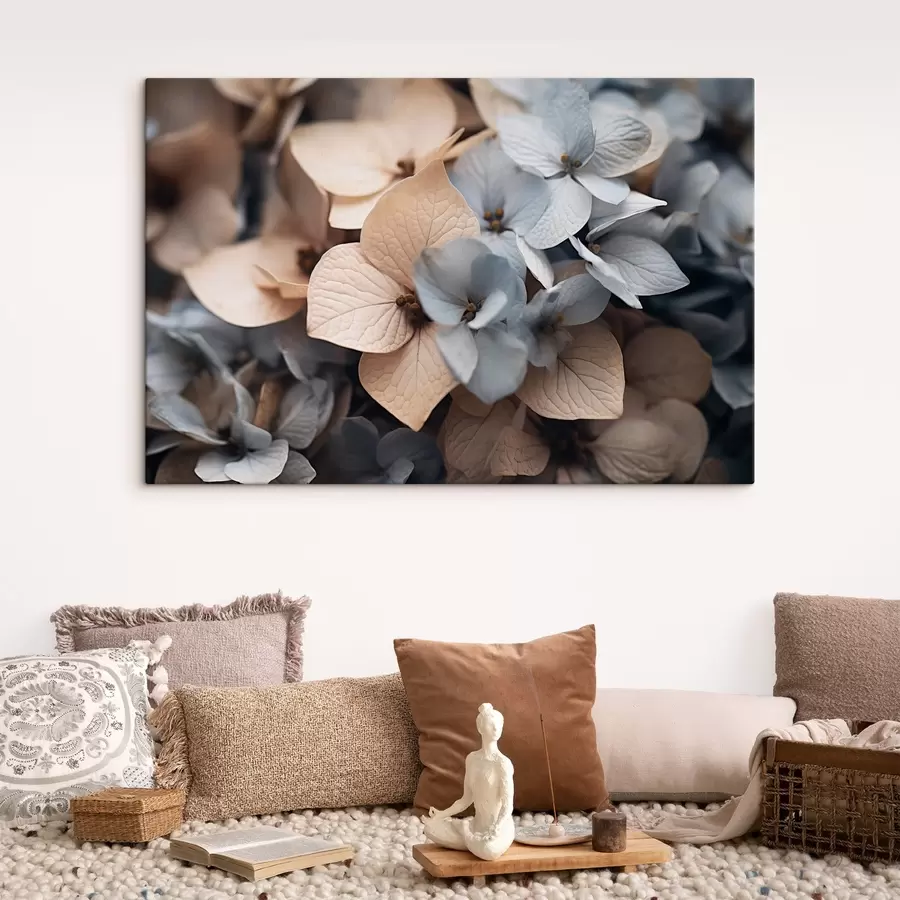 carta da parati Fiori di ortensia, petali azzurri e beige, con texture dettagliate, composizione floreale elegante nr. s44394