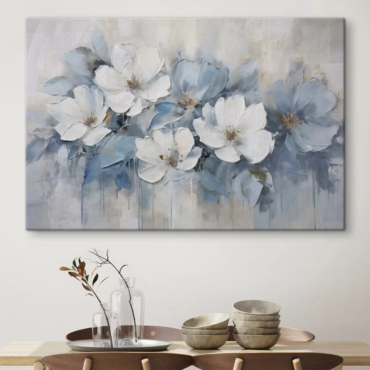 carta da parati Fiori bianchi con foglie blu, su sfondo beige chiaro, con pennellate visibili nr. s44395
