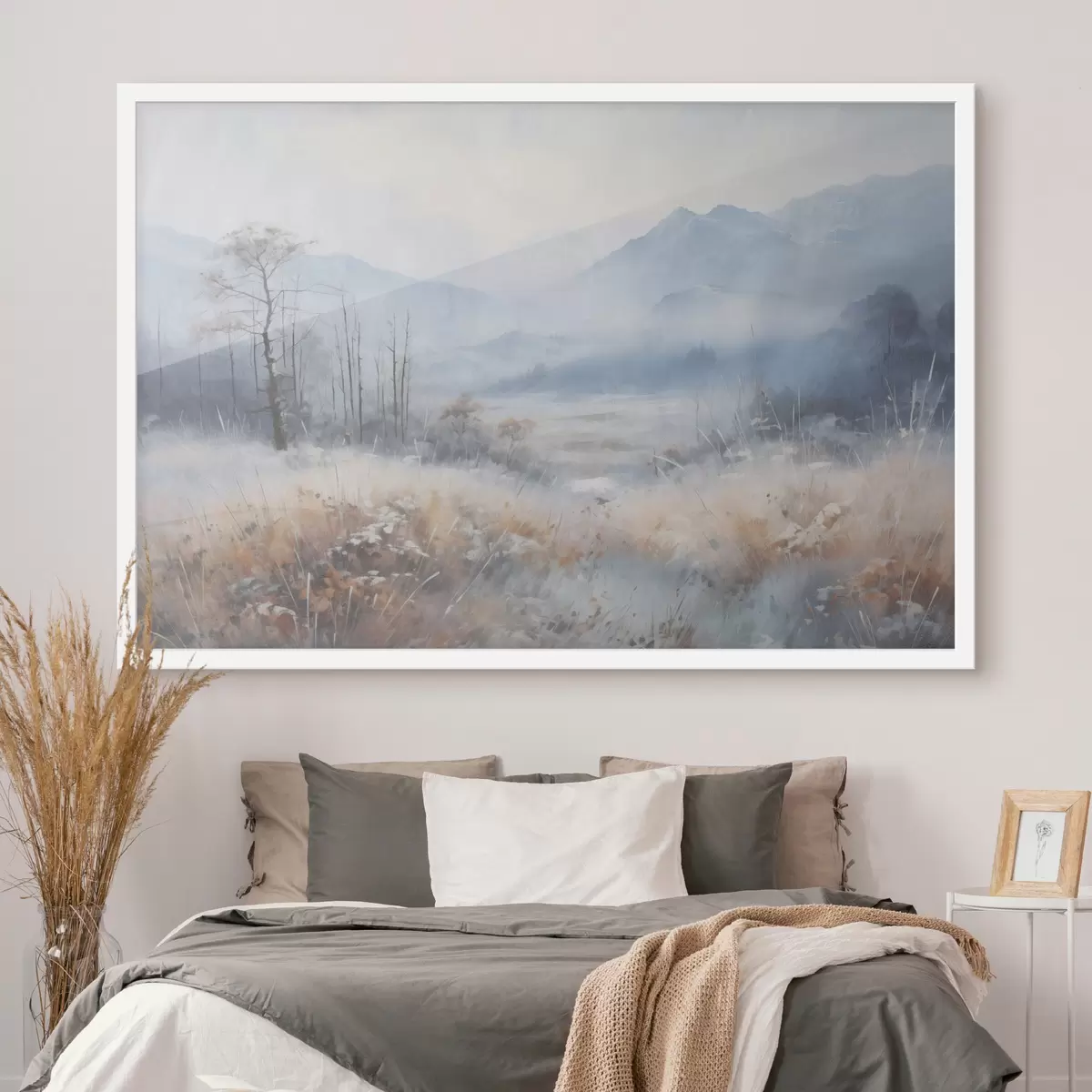 Poster Paesaggio strutturato con montagne, erba secca e una foresta, colori tenui f44402