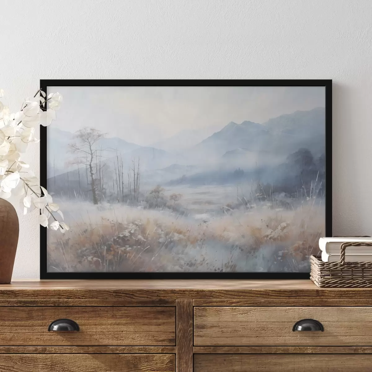 Poster Paesaggio strutturato con montagne, erba secca e una foresta, colori tenui f44402