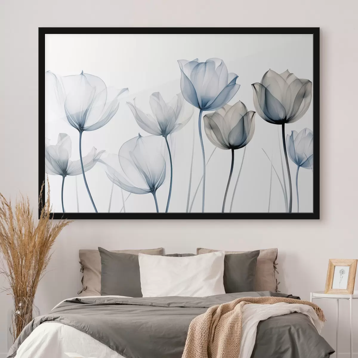 Poster Tulipani traslucidi blu e bianchi con steli lunghi, su uno sfondo bianco semplice f44409