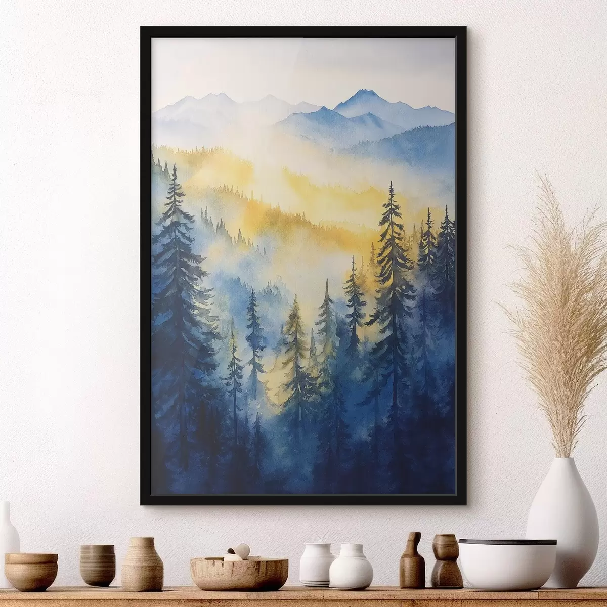 Poster Montagne nebbiose all'alba, foreste di pini, colori blu e giallo f44602