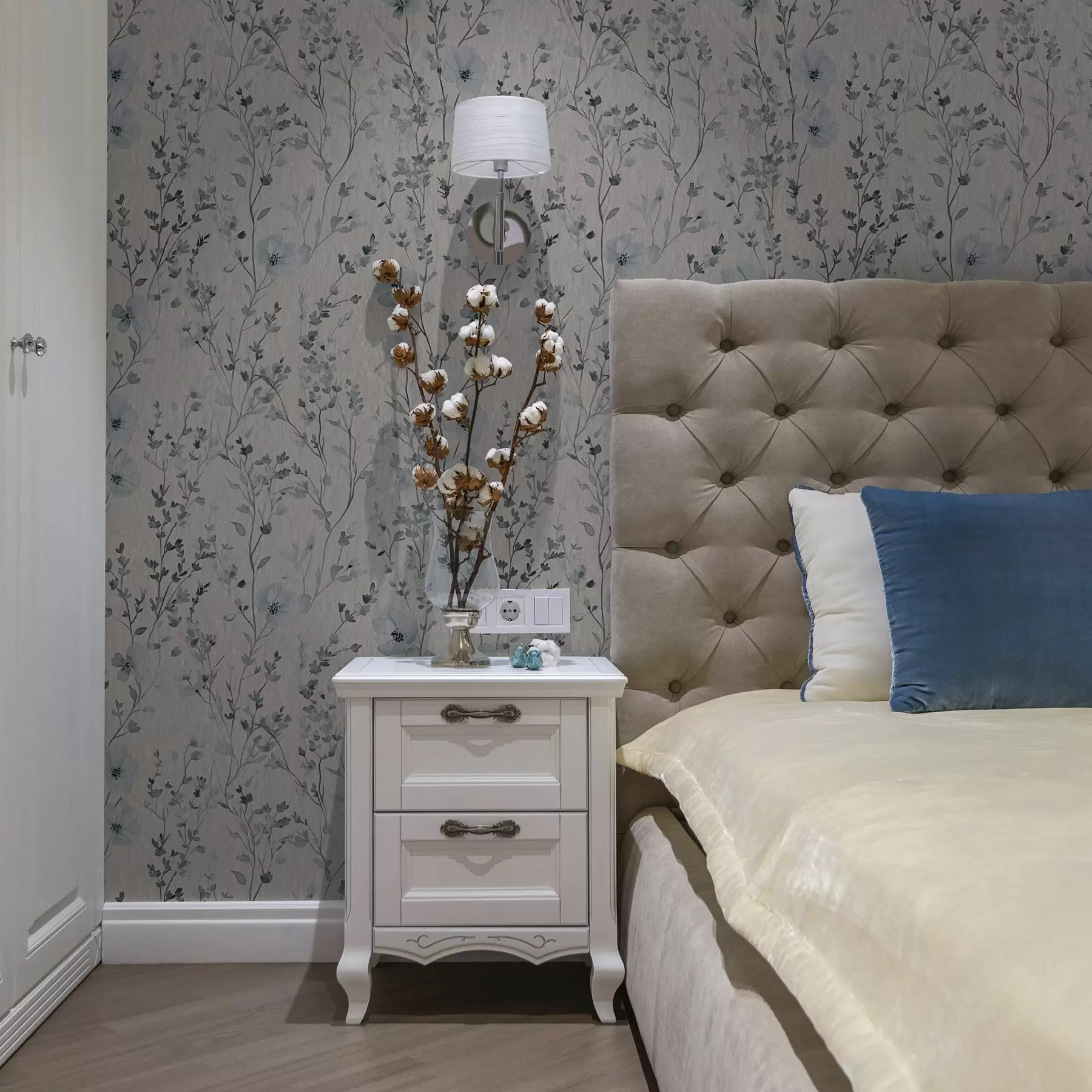 carta da parati Floristica acquerellata blu e grigia su sfondo neutro nr. a00198