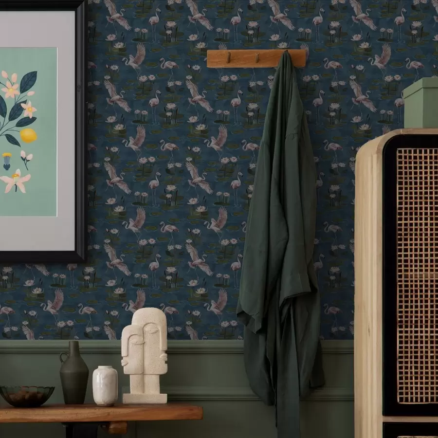 carta da parati Fenicottero tra ninfee, scena tropicale su sfondo blu navy nr. a00237