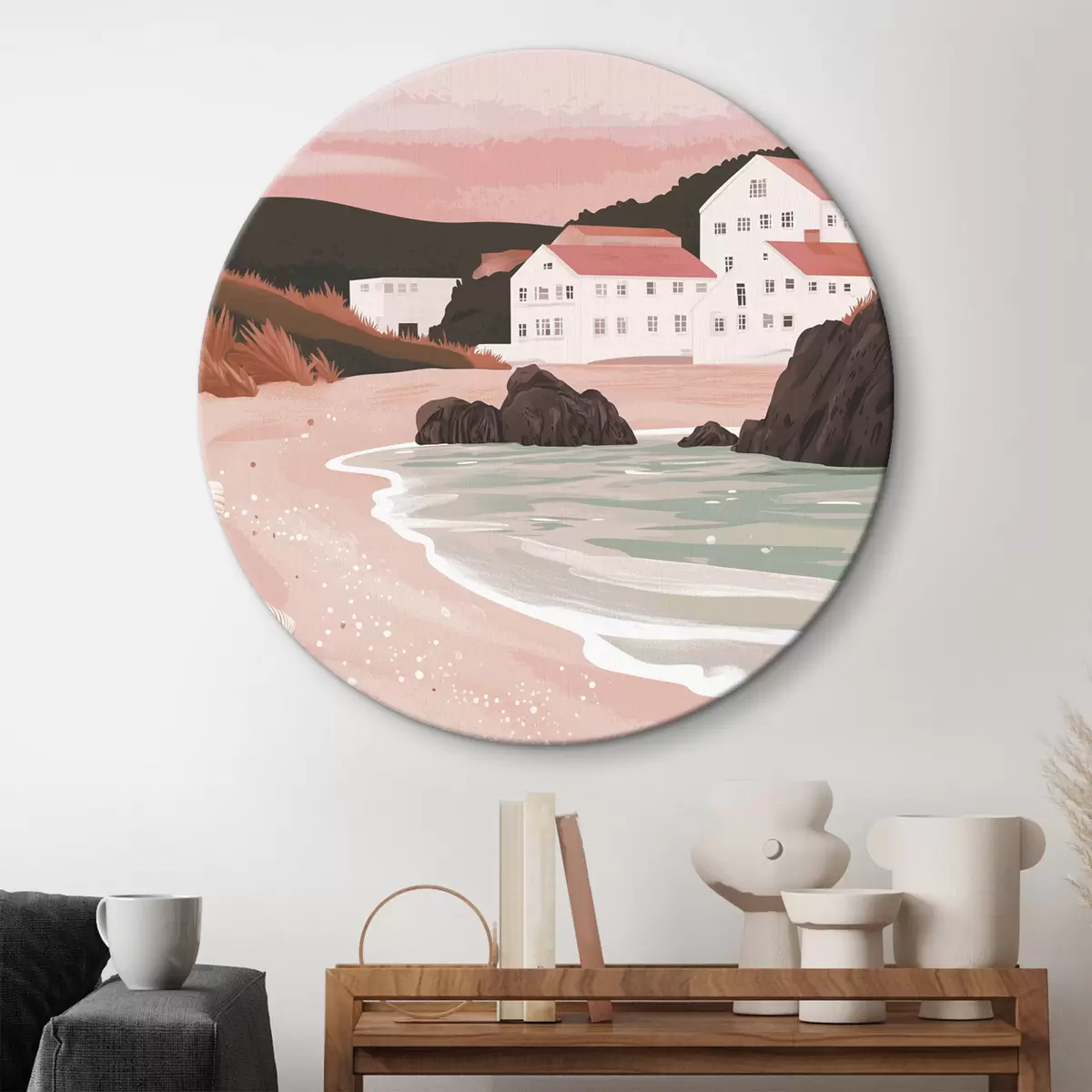 Quadri rotondi Accogliente spiaggia rosa con case bianche e conchiglie r44713