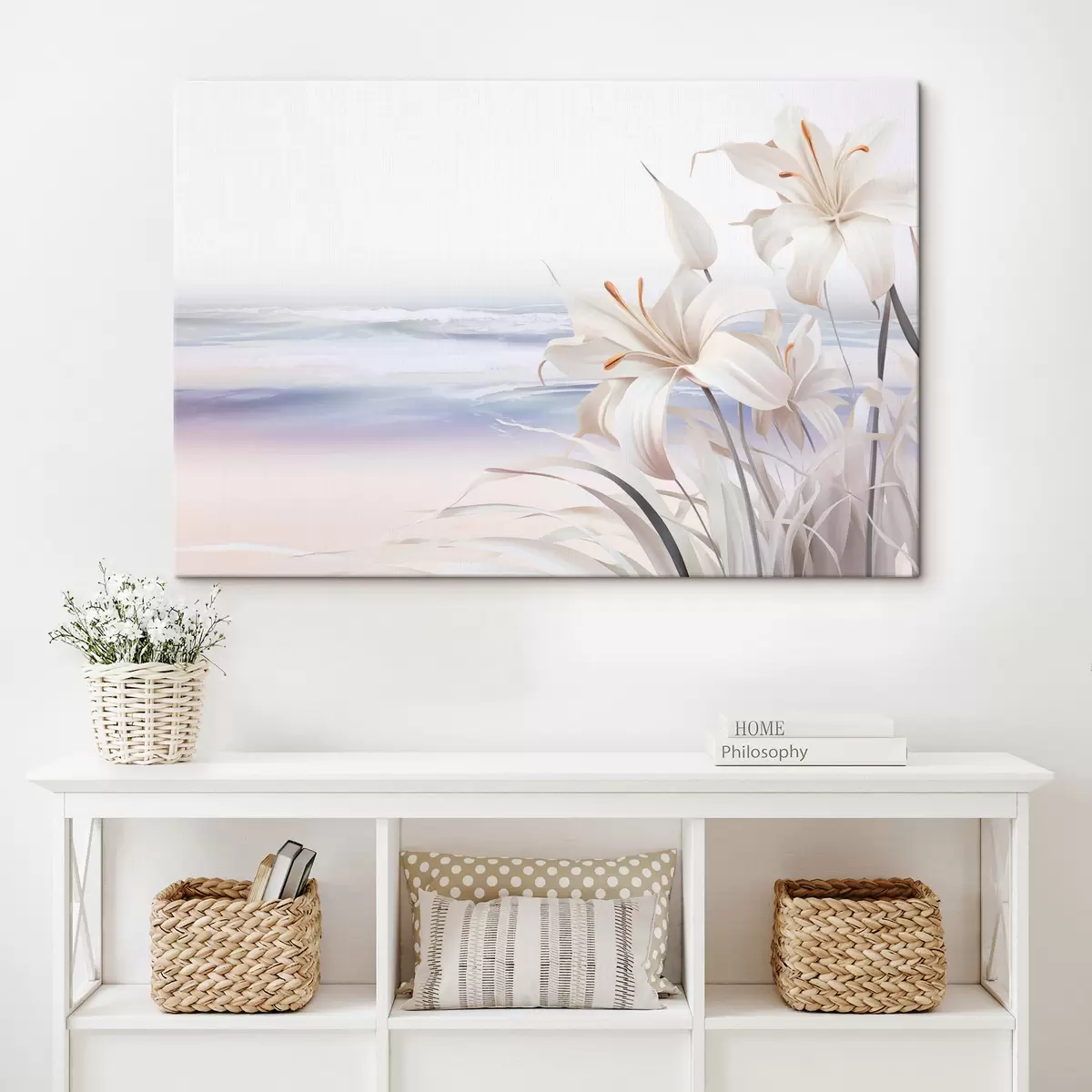 carta da parati Gigli bianchi con pistilli arancioni e foglie lunghe su una spiaggia con onde morbide sullo sfondo, colori pastello nr. s44850