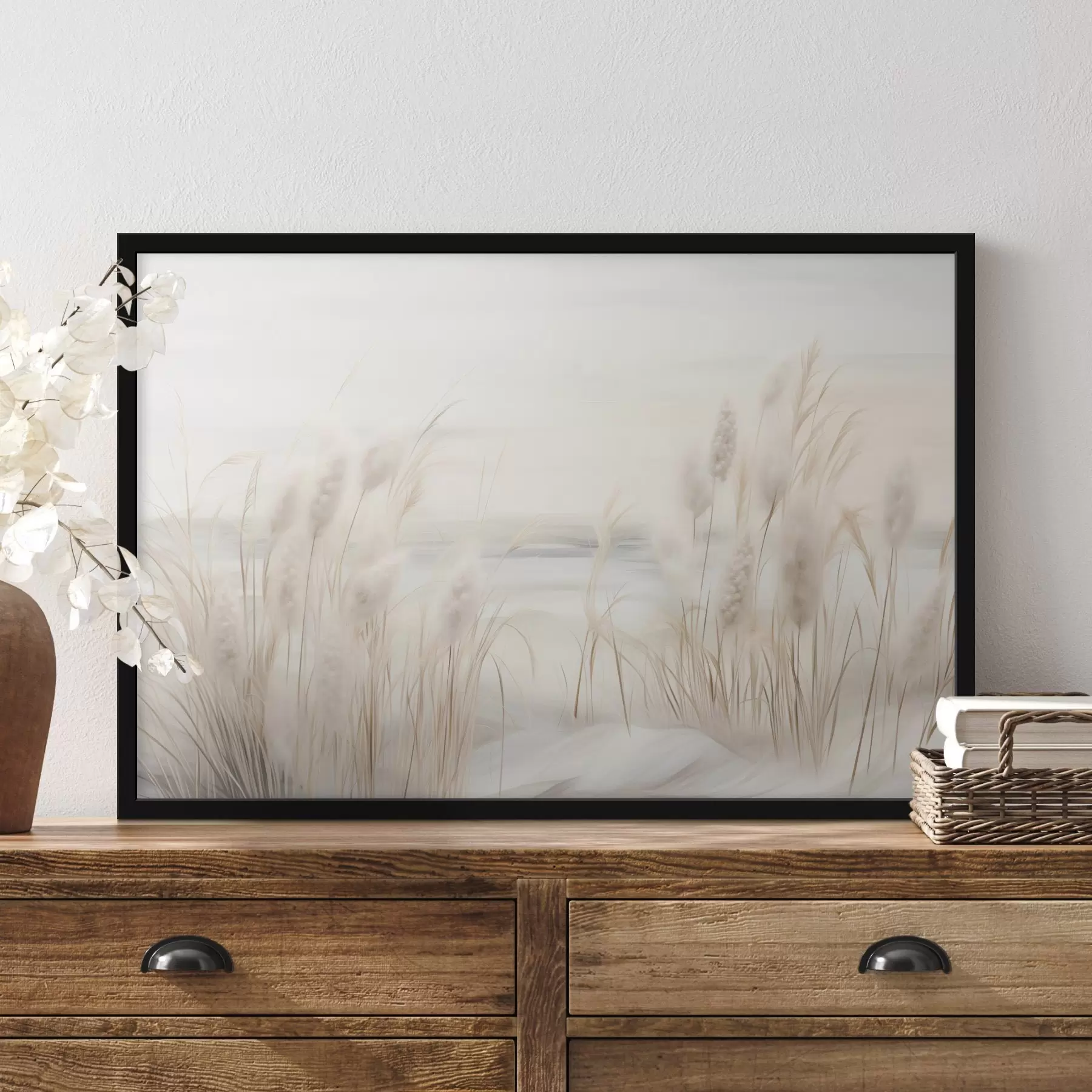 carta da parati Canne beige in primo piano, con teste di semi, morbide e delicate, uno sfondo sfocato e un cielo chiaro nr. f44851