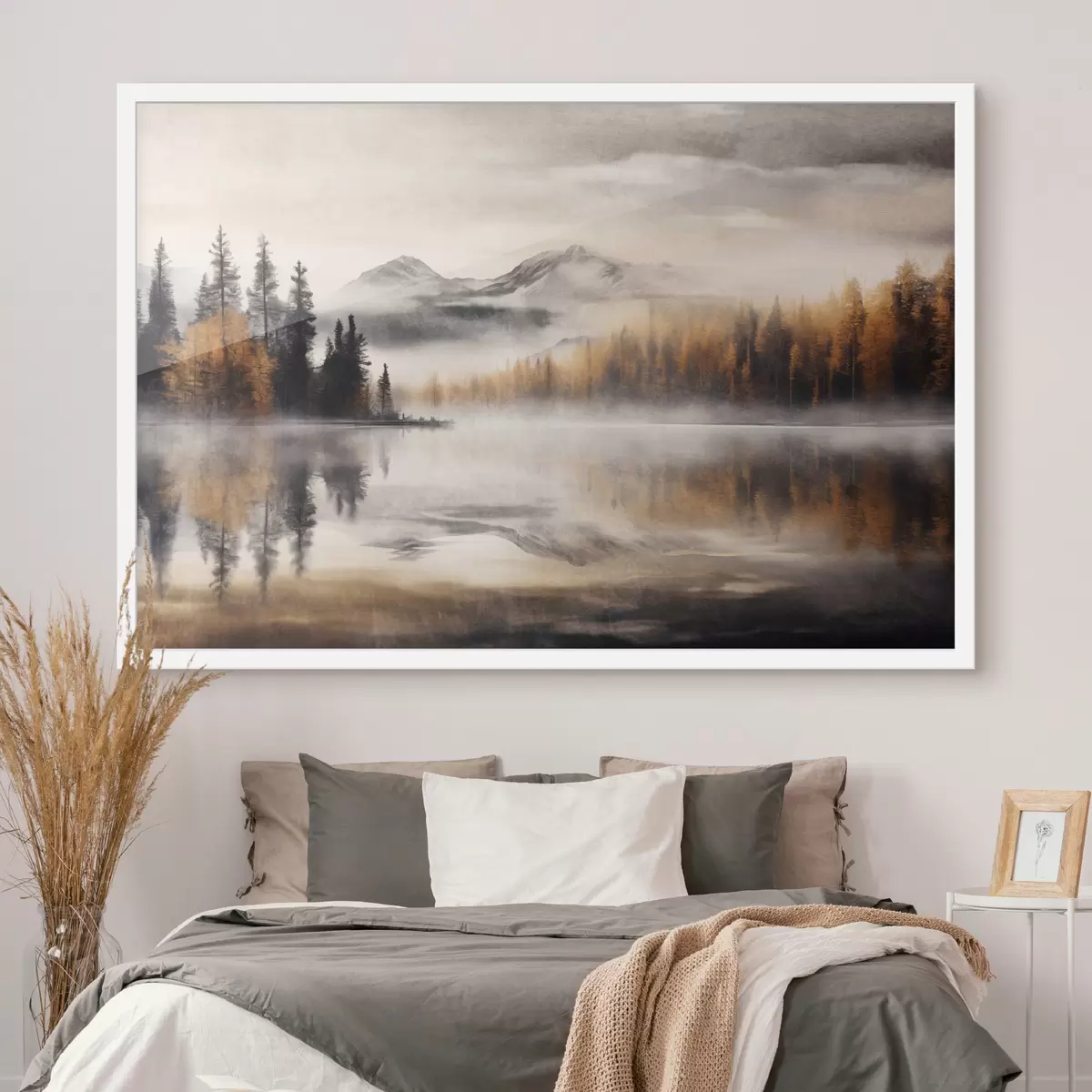 Poster Un paesaggio lacustre dalla texture nebbiosa con pini e montagne, cielo grigio e nuvoloso f44856