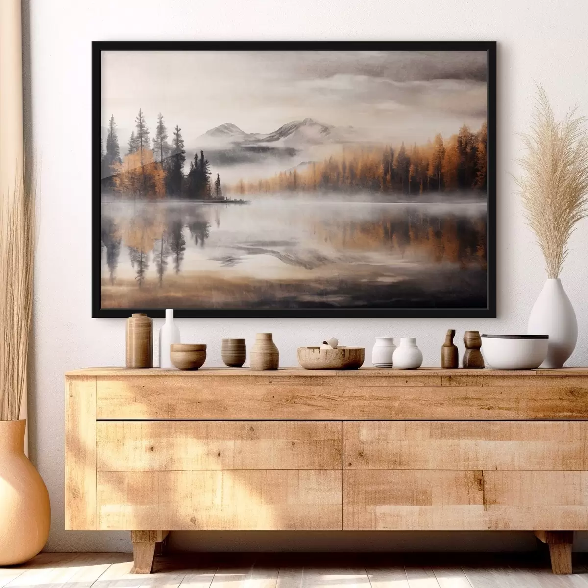 Poster Un paesaggio lacustre dalla texture nebbiosa con pini e montagne, cielo grigio e nuvoloso f44856