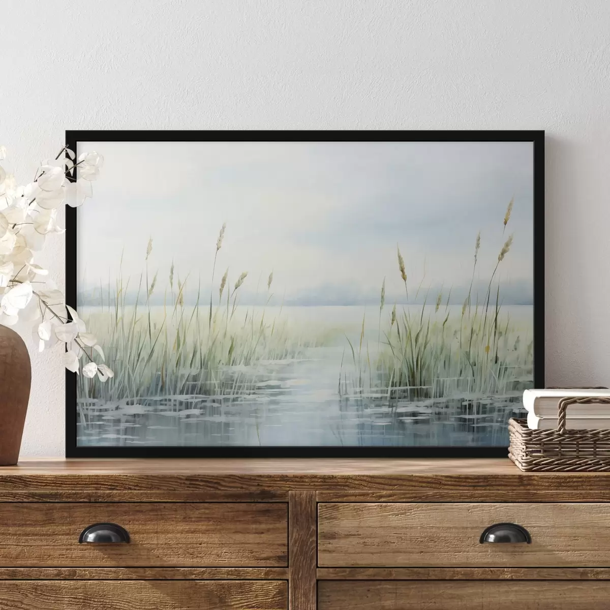Poster Una pittura ad acquerello imitazione di erba alta che cresce vicino all'acqua, cielo coperto e sfondo sfocato f44860