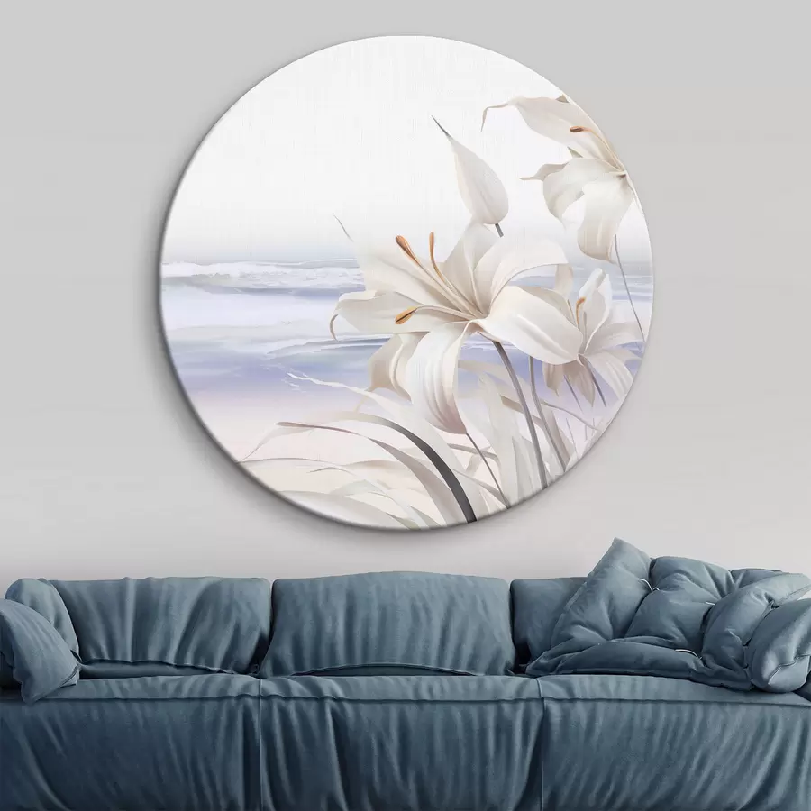 carta da parati Gigli bianchi con pistilli arancioni e foglie lunghe su una spiaggia con onde morbide sullo sfondo, colori pastello nr. r44850