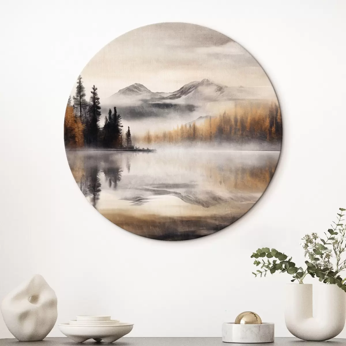 Quadri rotondi Un paesaggio lacustre dalla texture nebbiosa con pini e montagne, cielo grigio e nuvoloso r44856