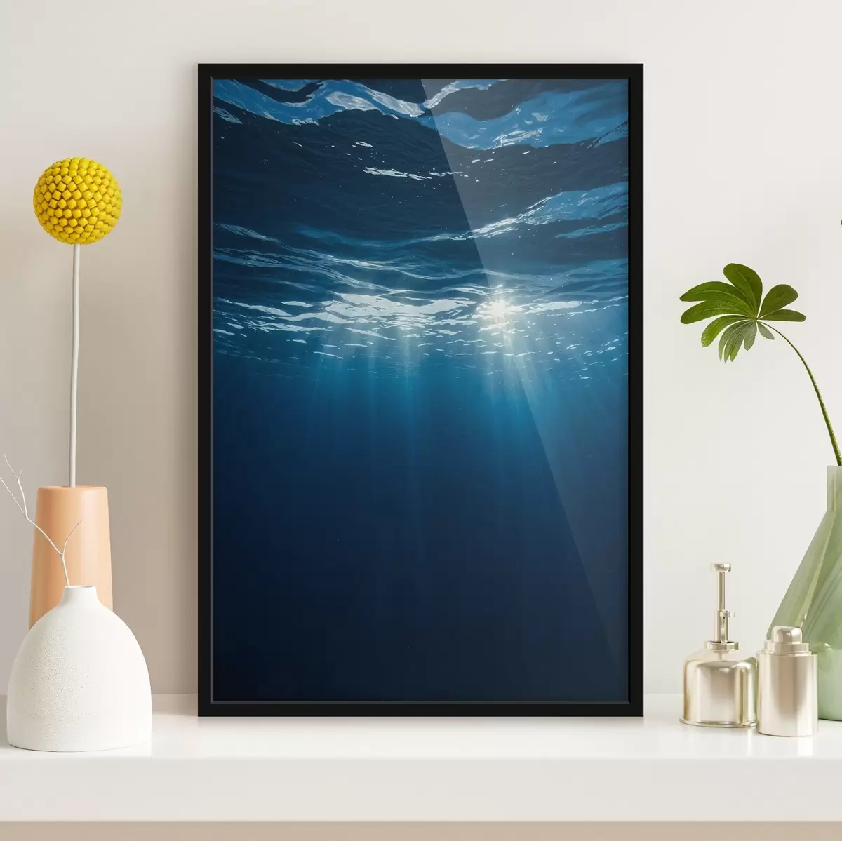Poster Raggi di luce sott'acqua nell'oceano blu profondo f44897