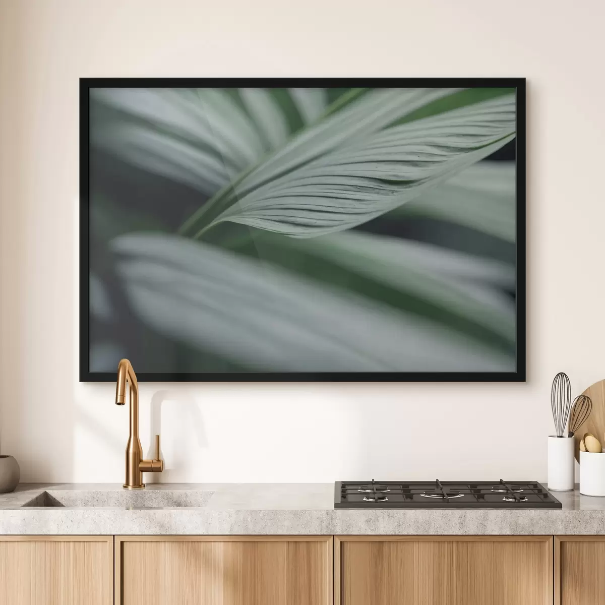 Poster Foglie tropicali con gocce d'acqua in un ambiente nebbioso f44903