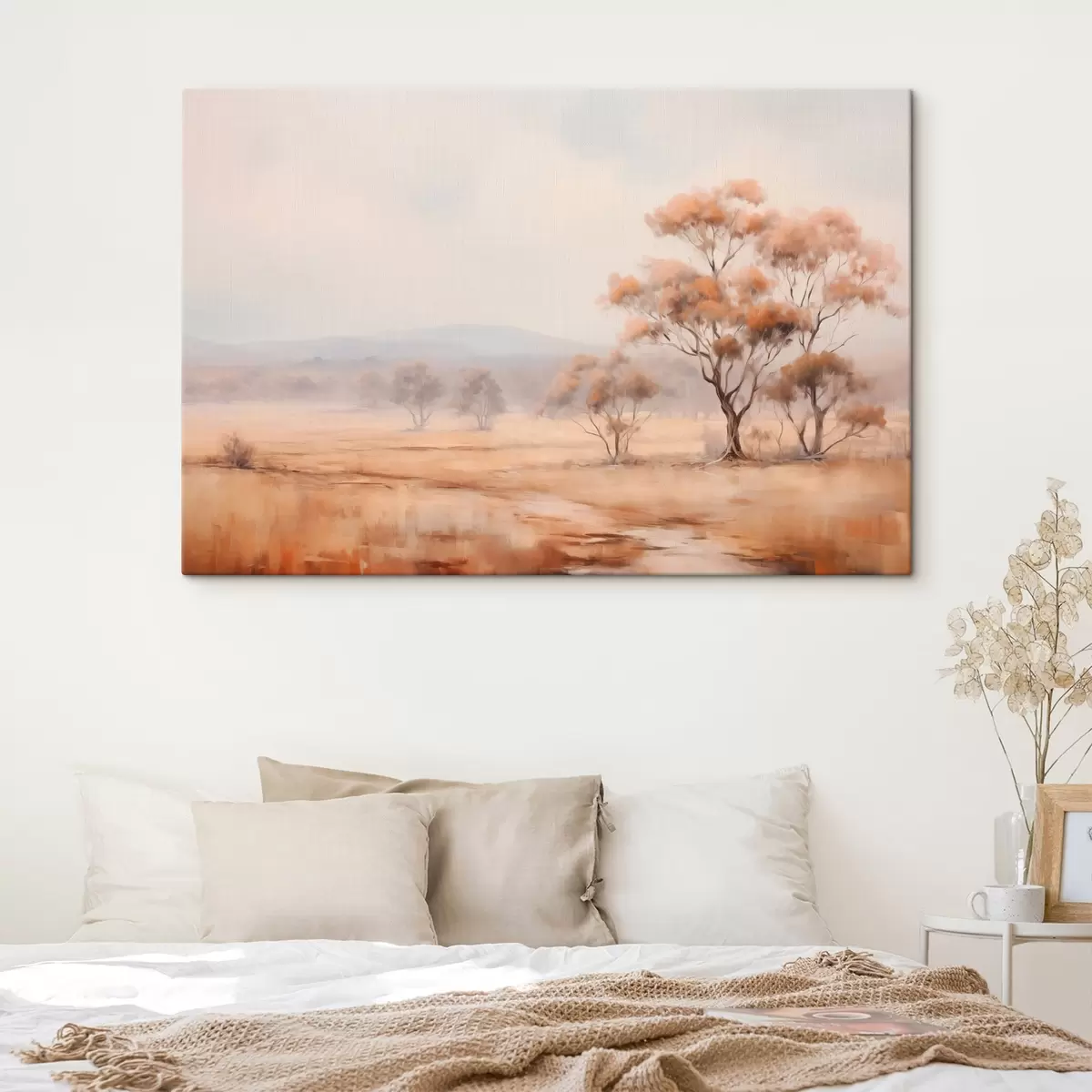 carta da parati Un campo con erba arancione e alcuni alberi con foglie arancioni, montagne sullo sfondo con un cielo nuvoloso nr. s44927