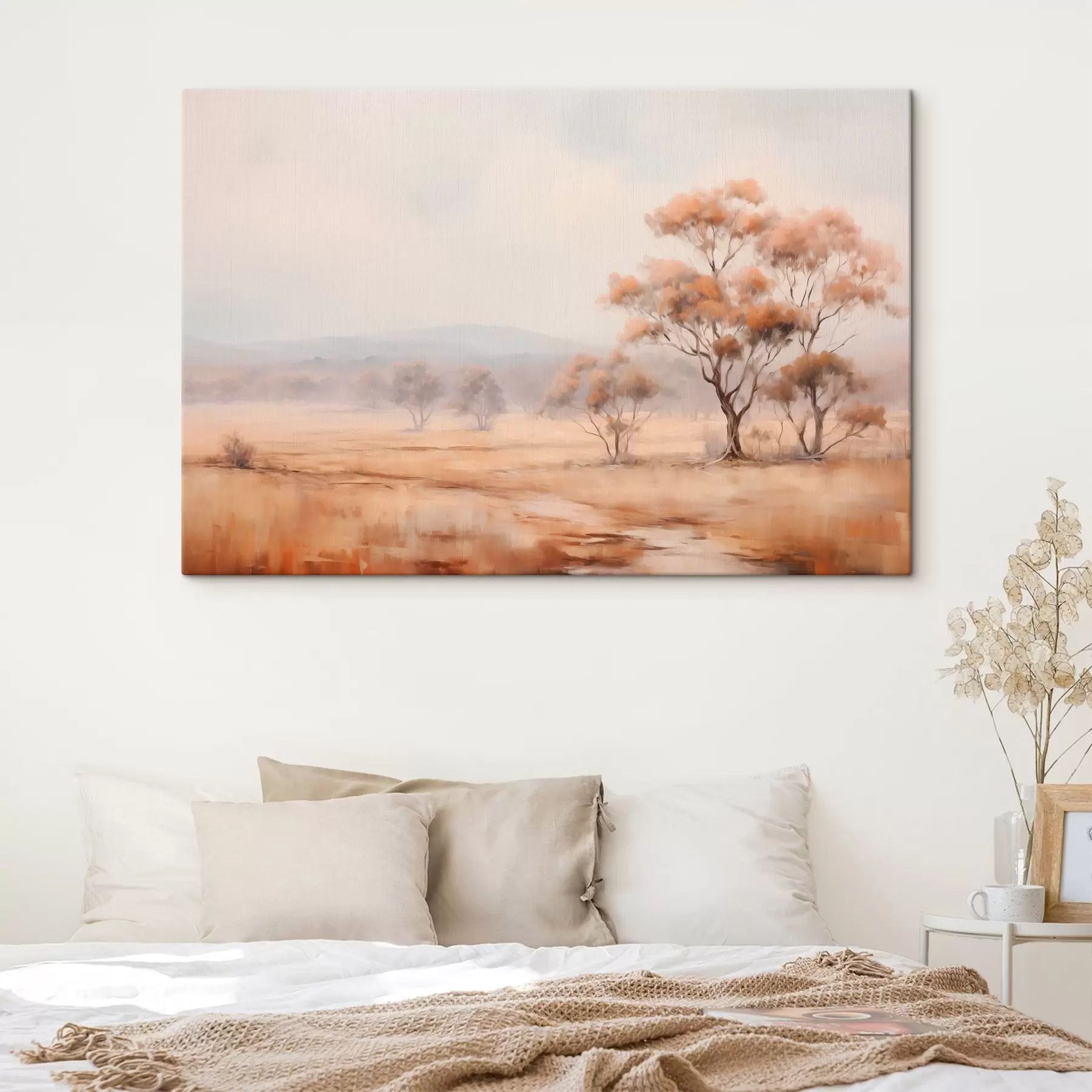 carta da parati Un campo con erba arancione e alcuni alberi con foglie arancioni, montagne sullo sfondo con un cielo nuvoloso nr. s44927